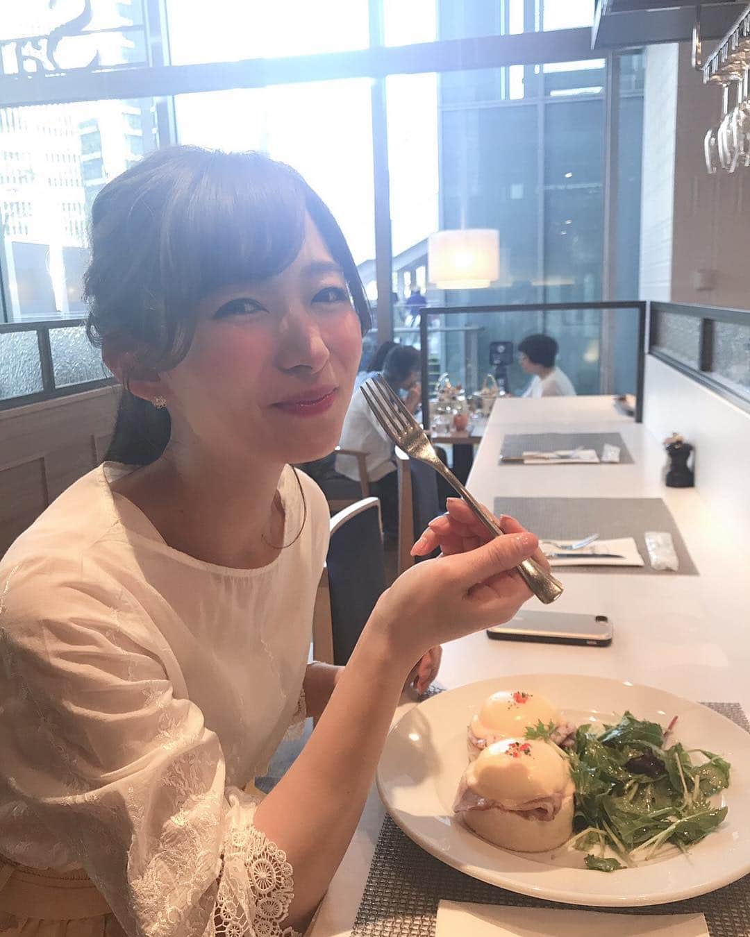 速水里彩さんのインスタグラム写真 - (速水里彩Instagram)「. 先日のランチ風景 東京からお友達が来てくれたので、 たまにはご褒美ランチを...😋🍴💕 . #エッグベネディクト 美味しかったです🤤❤️ ただ、食べ方が下手すぎて 卵がほぼお皿に流れてしまう...笑 . #名古屋ランチ」4月19日 19時05分 - hayami.risa