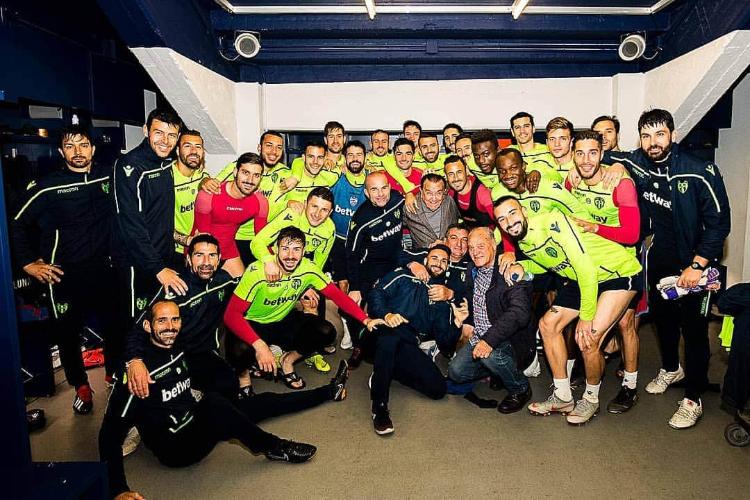 レバンテUDさんのインスタグラム写真 - (レバンテUDInstagram)「Hoy cumpleaños nuestro Presidente de Honor, Don Paco Fenollosa 🐸 ¿Le felicitamos? 🎂💙❤✌ ---- #OrgullGranota #MachoLevante #LevanteUD #Laliga #LaLigaSantander #felizcumpleaños #ElClubQuePortemAlCor」4月19日 19時06分 - levanteud