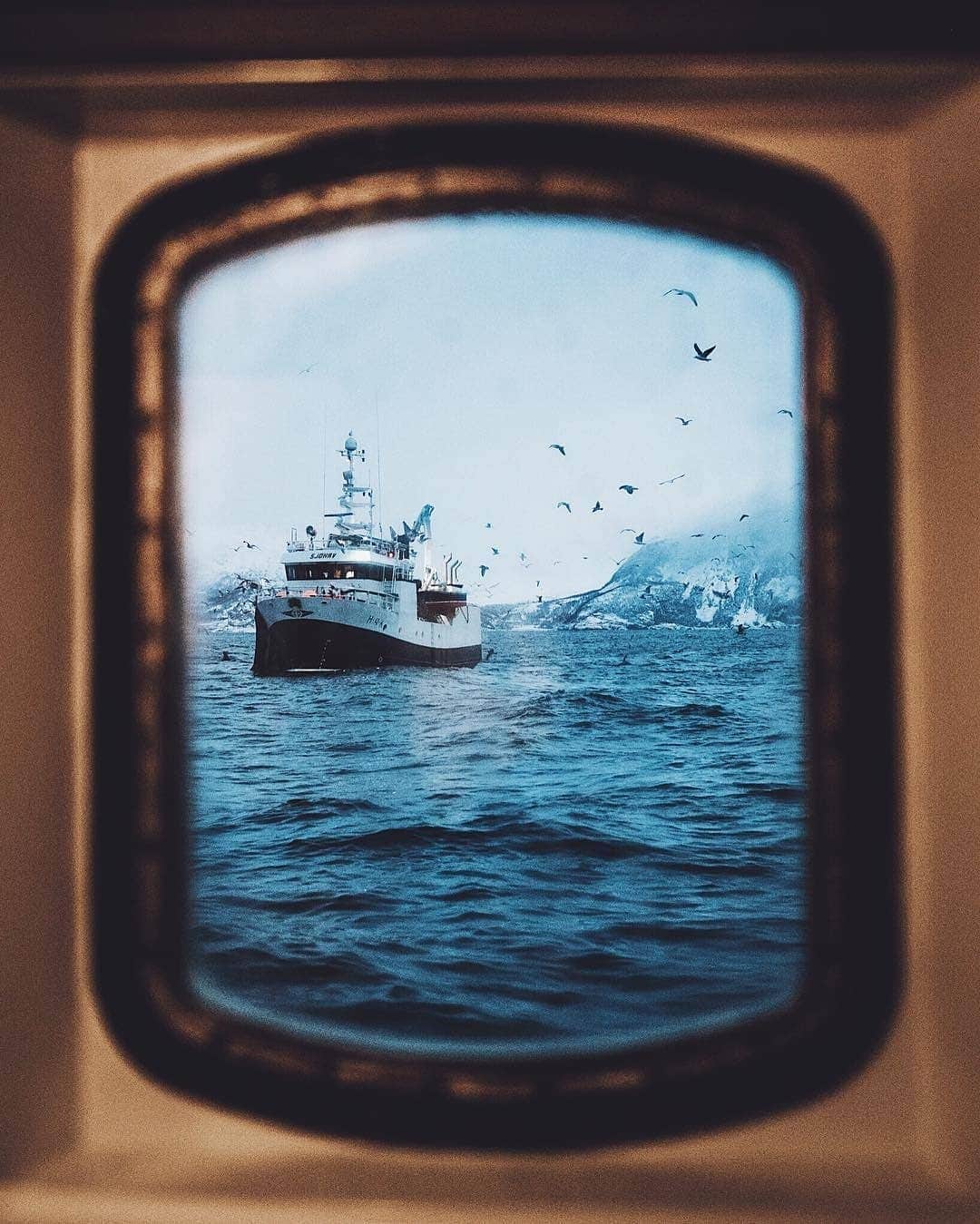 Discover Earthさんのインスタグラム写真 - (Discover EarthInstagram)「"Ships in harbour are safe, but that's not what ships are made for" - John Shedd ⛵️🇳🇴 Tag someone who will love all these shots of life on a boat ! — 📍#DiscoverNorway — 📸 Photos by @theolator ​」4月19日 19時10分 - discoverearth