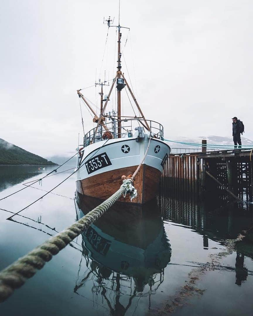 Discover Earthさんのインスタグラム写真 - (Discover EarthInstagram)「"Ships in harbour are safe, but that's not what ships are made for" - John Shedd ⛵️🇳🇴 Tag someone who will love all these shots of life on a boat ! — 📍#DiscoverNorway — 📸 Photos by @theolator ​」4月19日 19時10分 - discoverearth