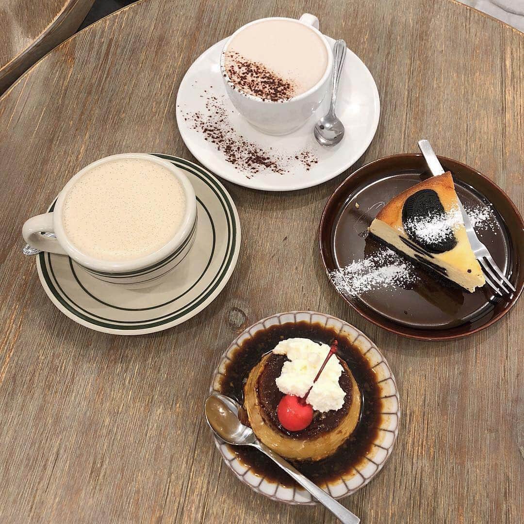 isutaさんのインスタグラム写真 - (isutaInstagram)「. 東京・新宿にあるカフェ「4/4 SEASONS COFFEE」をご紹介♡ . 程よい固さの滑らか食感のプリンは、深みのあるカラメルとホイップクリーム、さくらんぼの相性が抜群なんです♩ . そのほかにも、オレオがのったチーズケーキやレモンケーキ、メロンソーダなどを楽しむことができます！ . 見た目か可愛いので、食べる前に写真を撮らずにはいられないですね！ _____ 4/4 SEASONS COFFEE Open：平日8:00-19:00 土日祝10:00-18:00 access：東京都新宿区新宿2-7-7 寿ビル 1F _____ photo by  @_yume0224 @__ririka1105 . #isuta #isutapic #isutacafe #イスタ #新宿カフェ #44seasonscoffee」4月19日 19時09分 - isuta_jp