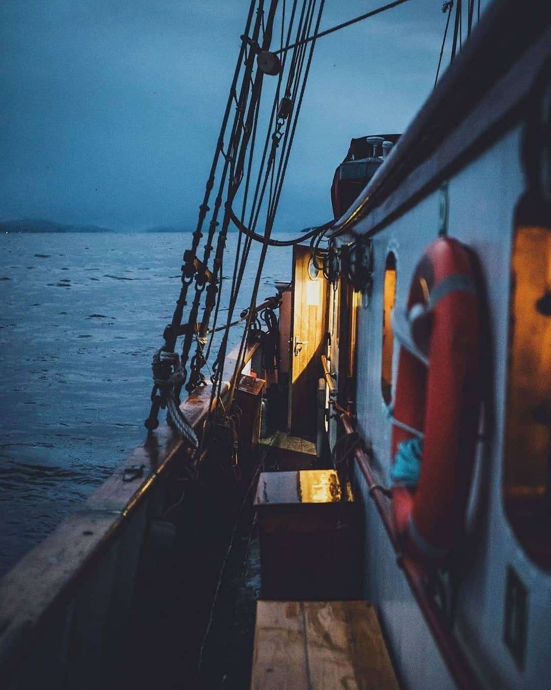 Discover Earthさんのインスタグラム写真 - (Discover EarthInstagram)「"Ships in harbour are safe, but that's not what ships are made for" - John Shedd ⛵️🇳🇴 Tag someone who will love all these shots of life on a boat ! — 📍#DiscoverNorway — 📸 Photos by @theolator ​」4月19日 19時10分 - discoverearth