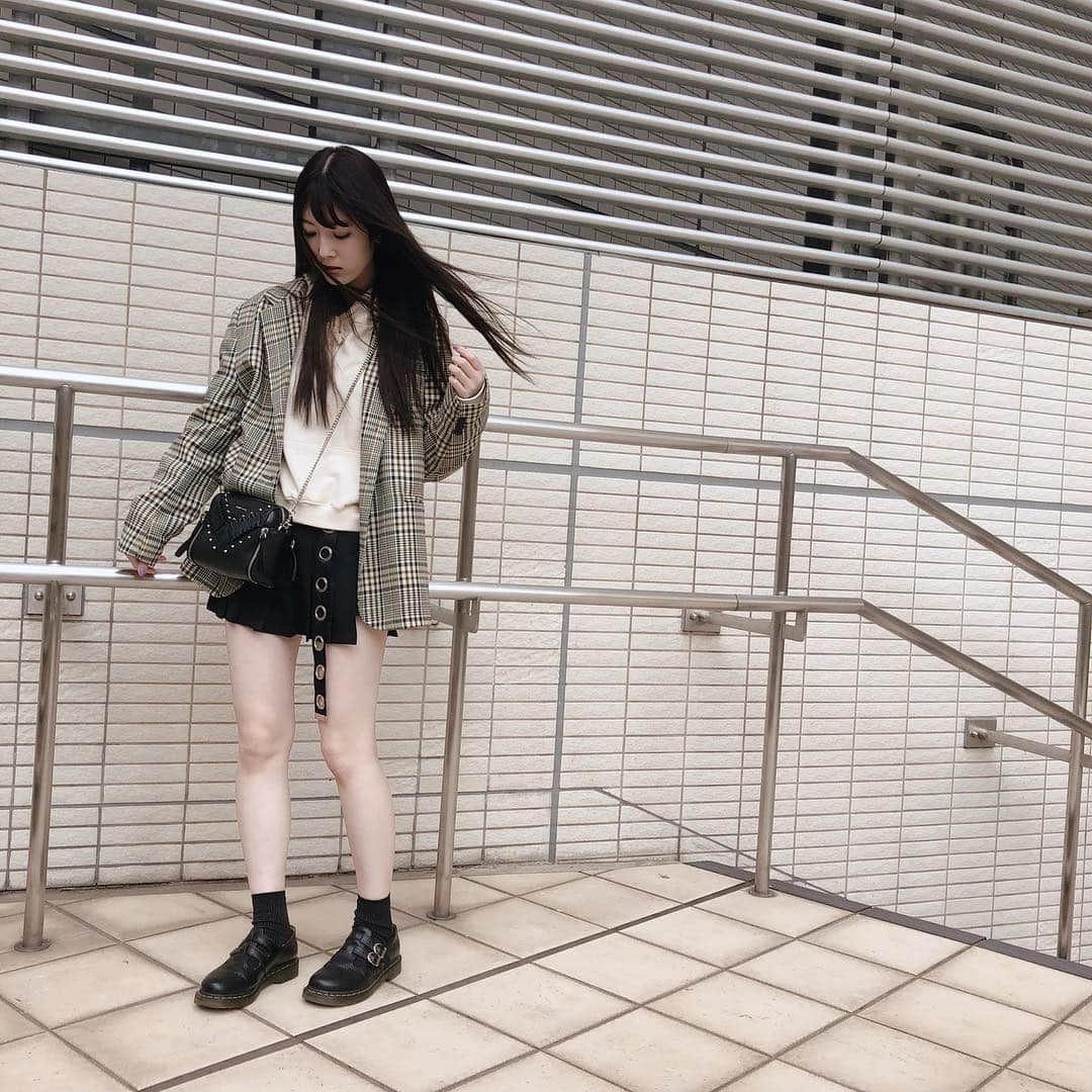 日下部美愛のインスタグラム：「私服 チェックのアウターがお気に入り⚪️ アウター、パーカー共に #chuu スカート、ベルト #rasvoa  靴は #drmartens . #photo #japan #model #me #code #fashion #makeup #followme #instagood #camera #instadaily #ootd #한국 #맞팔 #사진 #데일리 #데일리룩 #인스타사진 #인스타그램 #일본인 #패션 #패션스타그램」