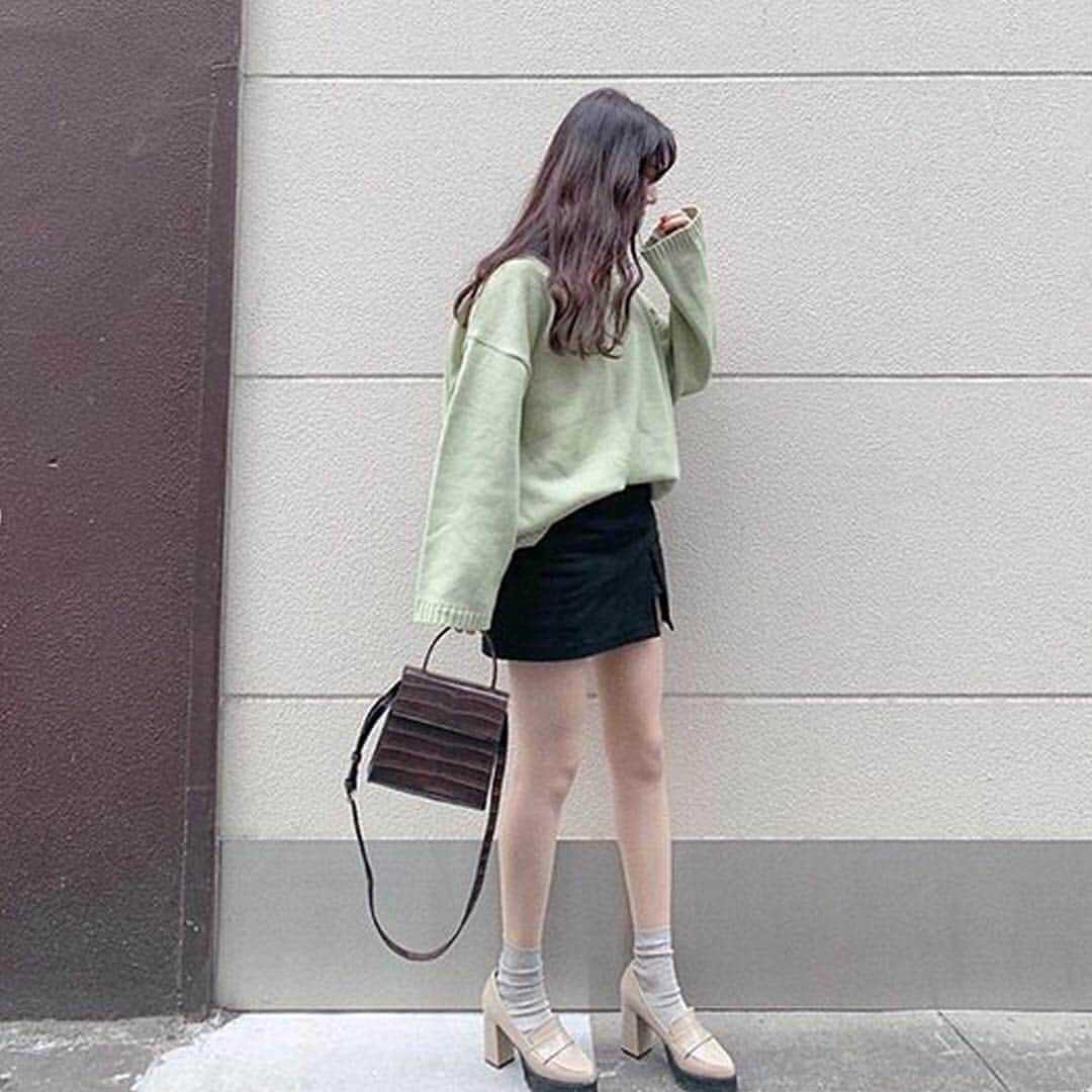DHOLIC SNAPさんのインスタグラム写真 - (DHOLIC SNAPInstagram)「@aya0119さんの#dholicsnap📷 ——————————————————— TOPS：@dholic_official 【LADIES】 #ストラップSETルーズVネックニット 全4色￥4,374(税込) ——————————————————— @aya0119さんステキに着こなしていただき ありがとうございます👏🏻 みなさんもぜひ#dholicsnap を付けて コーデ投稿してくださいね！ ——————————————————— #DHOLIC#dholicism#fashion#ootd #プチプラコーデ#今日のコーデ #春コーデ#春ニット#グリーン」4月19日 19時21分 - d_by_dholic