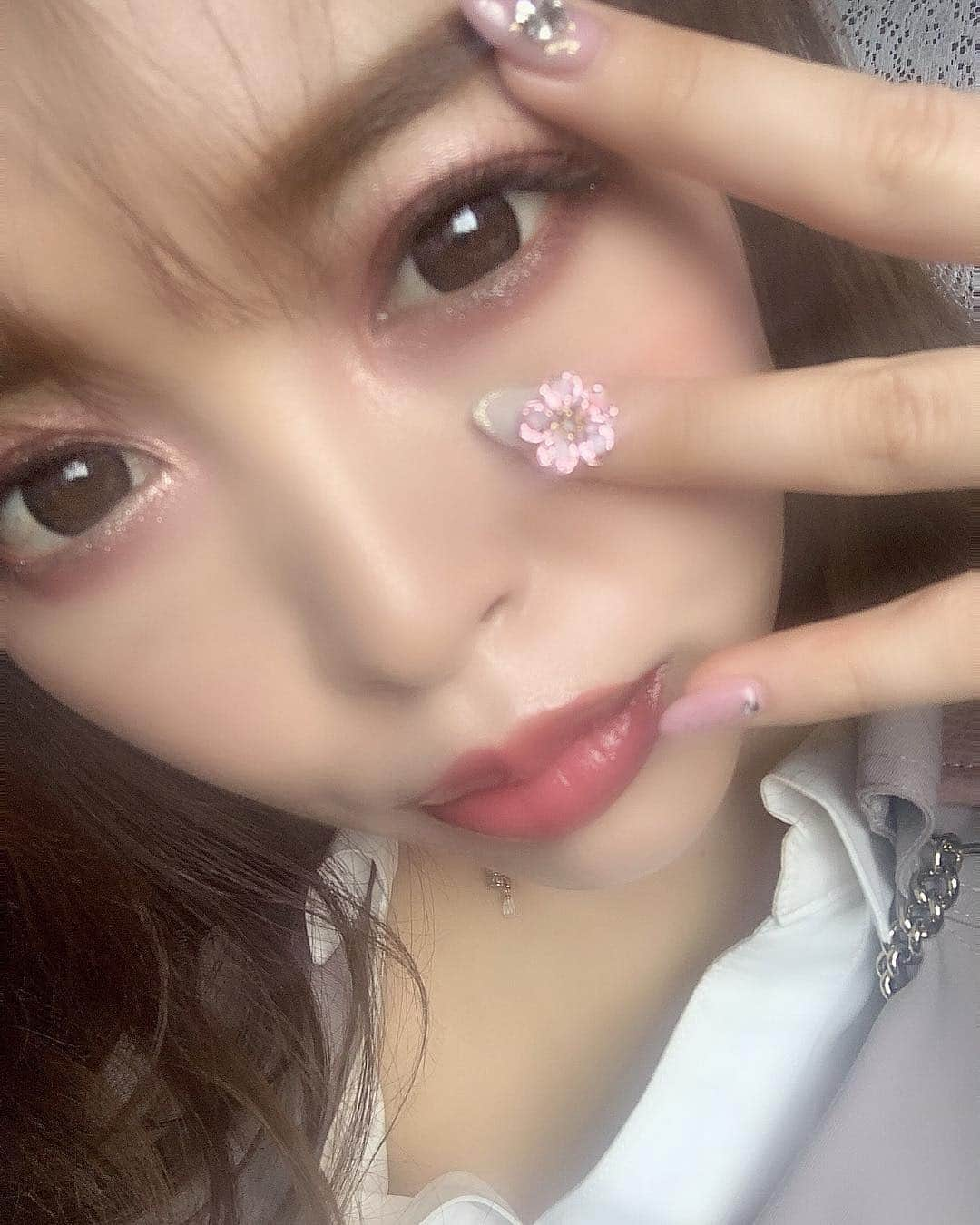 板橋瑠美さんのインスタグラム写真 - (板橋瑠美Instagram)「桜🌸Nail♡ ・ めっちゃ可愛くない？💓 ・ ・ マニルーチェさんの ＠maniluce アレンジパーツ♡ ・ これをどうしても付けたくて オーダーした子が居て、 可愛くて私も１つお願いしちゃった(＊´ω｀＊)” ・ 予約がパンパンなお店なのに ご厚意で即対応してくれました❤️ ・ 福岡の人気店なので、福岡の方是非是非行ってみてくださいっ✨✨✨ ・ 📞092-791-3021 💚LINE ID：＠maniluce (@から記入) 💌maniluce.2017@gmail.com 📍福岡県福岡市中央区大名1-2-6 アメニティ1002 ・ ・ ・ #nail #nails #nailart #nailstagram #fukuoka #桜 #ネイル #ネイリスト #ネイルアート #ネイルサロン」4月19日 19時13分 - rumi_official_0616