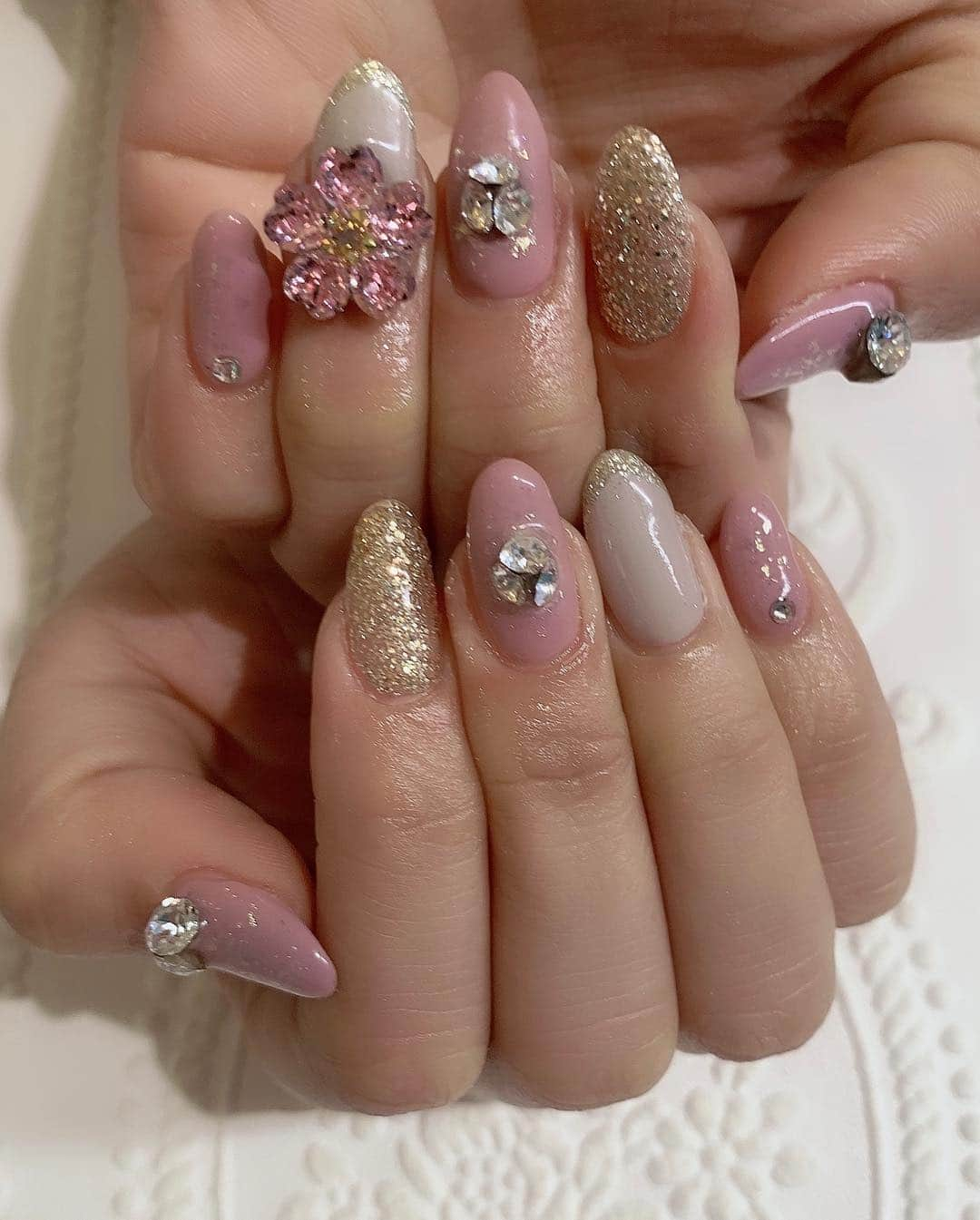 板橋瑠美さんのインスタグラム写真 - (板橋瑠美Instagram)「桜🌸Nail♡ ・ めっちゃ可愛くない？💓 ・ ・ マニルーチェさんの ＠maniluce アレンジパーツ♡ ・ これをどうしても付けたくて オーダーした子が居て、 可愛くて私も１つお願いしちゃった(＊´ω｀＊)” ・ 予約がパンパンなお店なのに ご厚意で即対応してくれました❤️ ・ 福岡の人気店なので、福岡の方是非是非行ってみてくださいっ✨✨✨ ・ 📞092-791-3021 💚LINE ID：＠maniluce (@から記入) 💌maniluce.2017@gmail.com 📍福岡県福岡市中央区大名1-2-6 アメニティ1002 ・ ・ ・ #nail #nails #nailart #nailstagram #fukuoka #桜 #ネイル #ネイリスト #ネイルアート #ネイルサロン」4月19日 19時13分 - rumi_official_0616