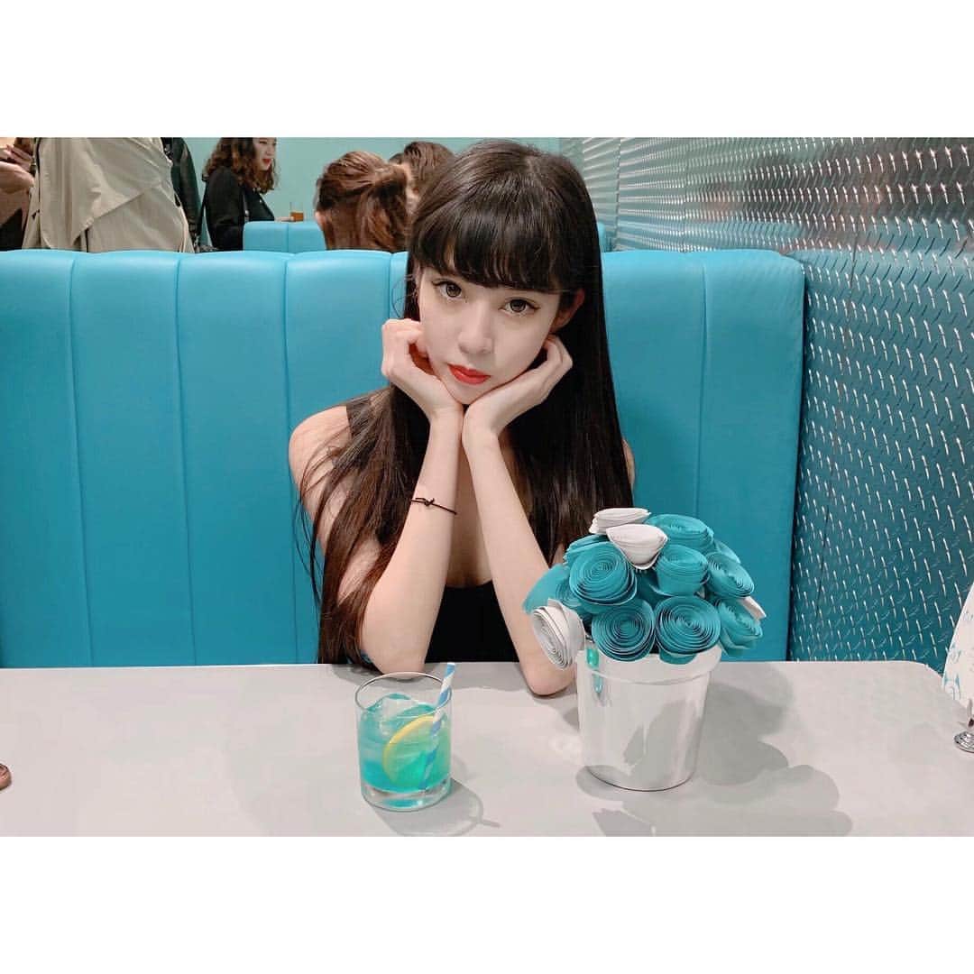 中川ジュリアのインスタグラム：「期間限定でオープンしたコンセプトストア「TIFFANY@CAT STREET」のオープニングパーティーに🥂 内装がとても可愛くてカフェにもまた行きたい☕️ #TiffanyxCatStreet #tiffany @TIFFANYANDCO」