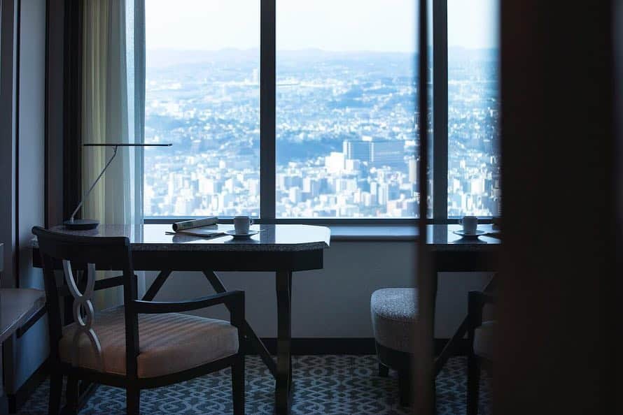 横浜ロイヤルパークホテルさんのインスタグラム写真 - (横浜ロイヤルパークホテルInstagram)「3月にリニューアルが完了したスカイリゾートフロア。65・66階に位置する「ザ・クラブ」の客室がこちら！ 専用のクラブラウンジを配したこちらのフロアでは、最上級のサービスと空間をご用意しております。ビジネスでもレジャーでも上質なホテルステイをお楽しみいただけます。  #横浜ロイヤルパークホテル #yokohamaroyalparkhotel #横浜 #yokohama #ランドマークタワー #landmarktower #みなとみらい #minatomirai #ホテル #hotel #ホテル好き」4月19日 19時19分 - yokohamaroyalparkhotel