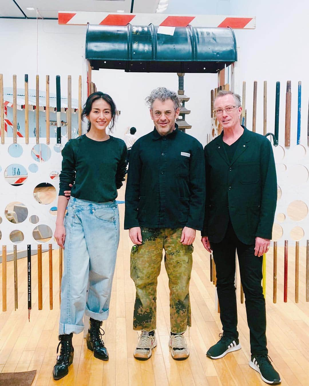 Yoshiko Kris-Webb クリス-ウェブ佳子さんのインスタグラム写真 - (Yoshiko Kris-Webb クリス-ウェブ佳子Instagram)「with @tomsachs & @guyperryman #tomsachsteaceremony at @t.o.c.a.g from tmrw! 📝 「現代」と「茶の湯」が出会う「トム・サックス　ティーセレモニー」はアメリカ国内を巡回し、明日から日本で初めて東京オペラシティアートギャラリーで開催される待望の展覧会です。コンテンポラリーアートの醍醐味は、頭を真っ白に、目に前に広がる非日常を楽しむこと。子どものように「なんかスゴイ!」みたいに感じること。 @beams_official 原宿店のポップアップストアと併せて是非ともご覧ください！ 📻 実は抹茶が嫌いだと告白するトム・サックス氏のインタビューはradikoの @gps897 (4月19日放送回)で聴けます😊」4月19日 19時23分 - tokyodame