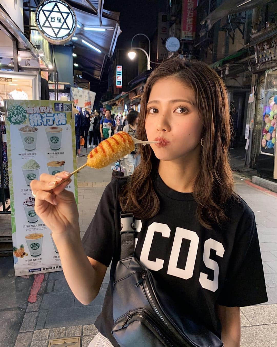 Marika Kajiwaraさんのインスタグラム写真 - (Marika KajiwaraInstagram)「台湾(夜市編)❤ ＊ ２日目の夜ご飯で 屋台食べに行った夜市は お祭りみたいやった🙆🏻‍♀️🏮 ＊ めっちゃ屋台並んでるんやけど 真利花は臭豆腐の匂いがほんまにダメで😂 元々匂いに弱いから もはや口呼吸しかできんかった(笑) ＊ でも念願のチーズハットグ食べれたし いろんなもの見れて満足❤ ＊ チーズは思ったより伸びた！笑 ＊ ＊ ＊ #夜市 #士林夜市 #台湾 #台北 #屋台 #チーズハットグ #チーズドッグ #女子旅 #旅行 #trip #tabijyo #like #instagood #marika_trip」4月19日 19時23分 - marika__kw