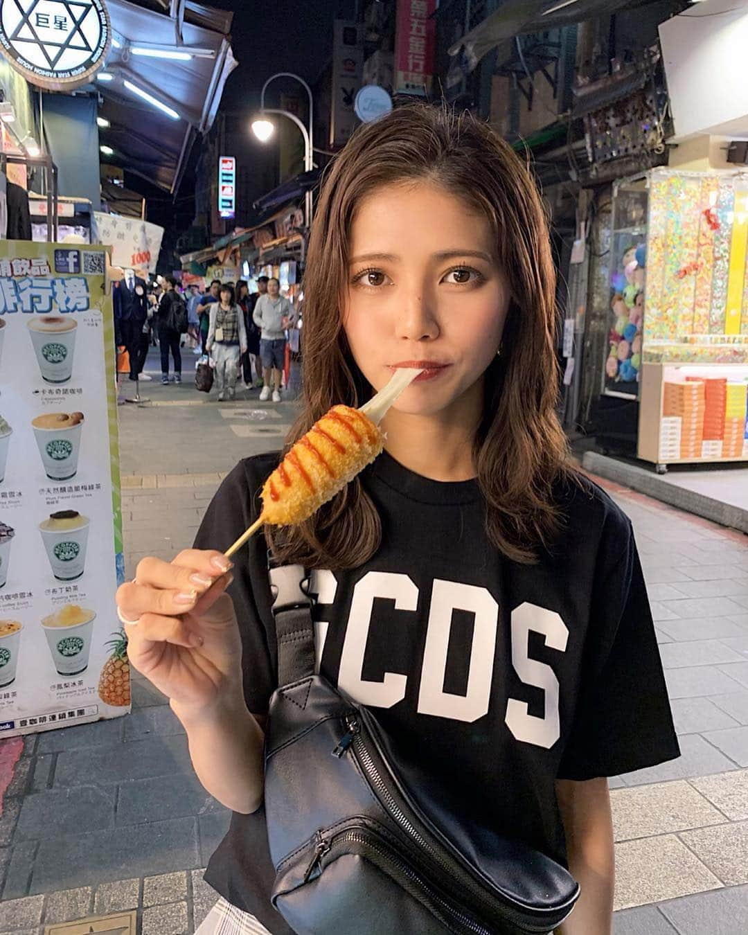 Marika Kajiwaraさんのインスタグラム写真 - (Marika KajiwaraInstagram)「台湾(夜市編)❤ ＊ ２日目の夜ご飯で 屋台食べに行った夜市は お祭りみたいやった🙆🏻‍♀️🏮 ＊ めっちゃ屋台並んでるんやけど 真利花は臭豆腐の匂いがほんまにダメで😂 元々匂いに弱いから もはや口呼吸しかできんかった(笑) ＊ でも念願のチーズハットグ食べれたし いろんなもの見れて満足❤ ＊ チーズは思ったより伸びた！笑 ＊ ＊ ＊ #夜市 #士林夜市 #台湾 #台北 #屋台 #チーズハットグ #チーズドッグ #女子旅 #旅行 #trip #tabijyo #like #instagood #marika_trip」4月19日 19時23分 - marika__kw