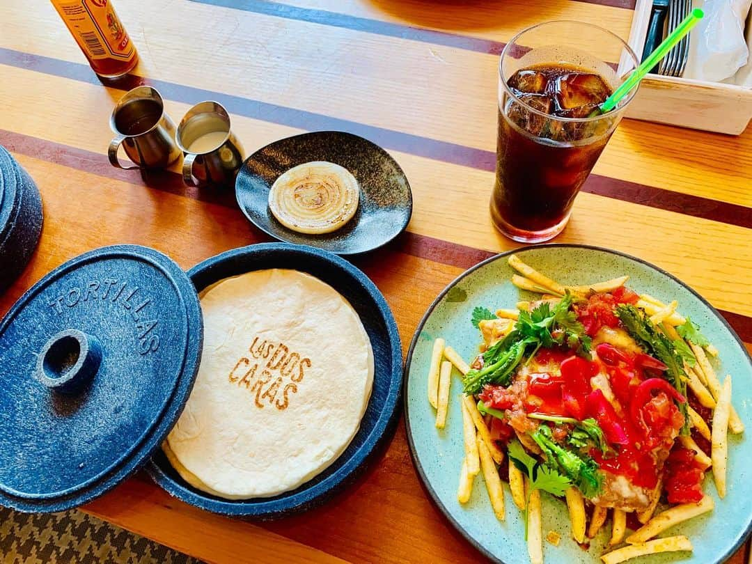 KABA.ちゃんさんのインスタグラム写真 - (KABA.ちゃんInstagram)「久々の原宿〜ランチにメキシカン、美味しかった💕  デザにクレープ、マネージャーさん達とクレープで乾杯、笑、  カワラハ君は、がっつきが凄い！ダイエット中だよね？笑笑、  #原宿#打ち合わせ#ランチ#メキシカン #デザート#クレープ#乾杯#マネージャーさん達#のむこ#カワハラ 君#ダイエット中 #笑」4月19日 19時26分 - kabachan_official