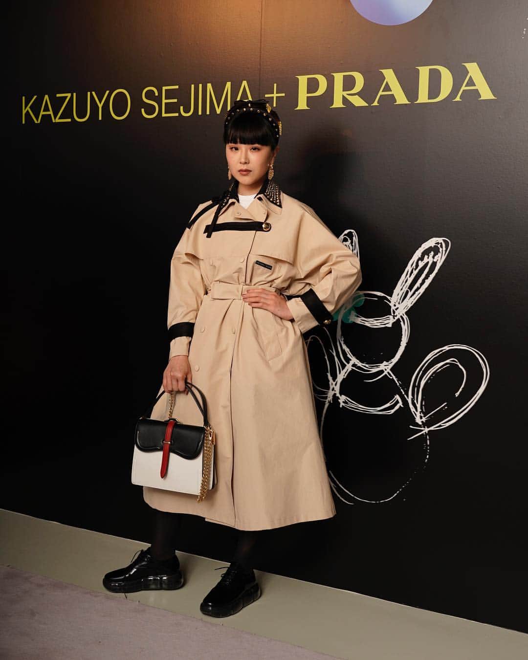 Young Juvenile Youthのインスタグラム：「PRADA @prada 💎 Kazuyo Sejima × PRADA  姫というよりお妃なカチューシャ👸🏻 #カチューシャシスターズ @mademoiselle_yulia」
