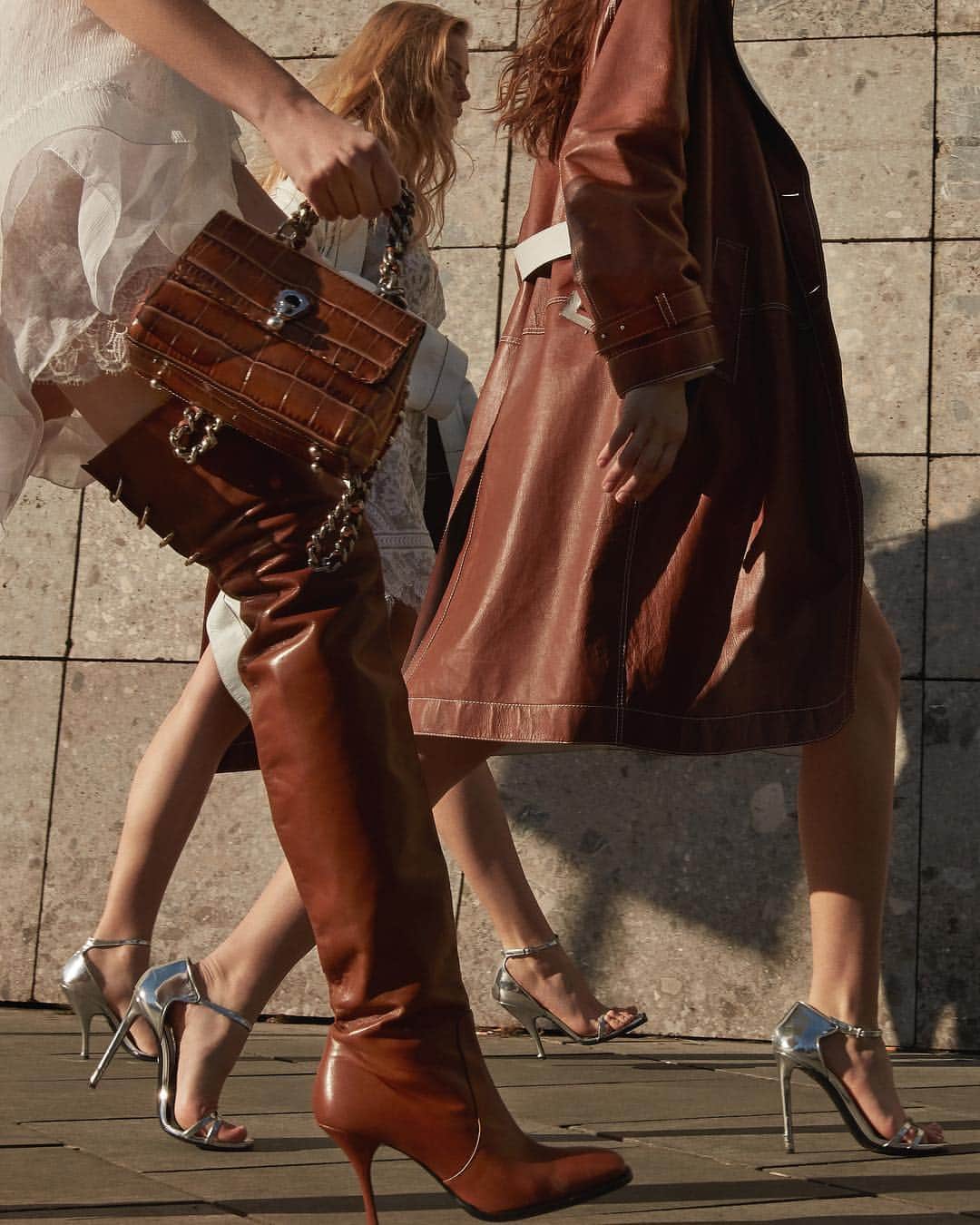 のインスタグラム：「Pick some cool accessories for a stylish spring look! #ScervinoSS19 . . #ErmannoScervino #ss19 #sscollection #springsummer #madeinflorence #accessories #leatherboots #handmade #runwaylook #madeinitaly」