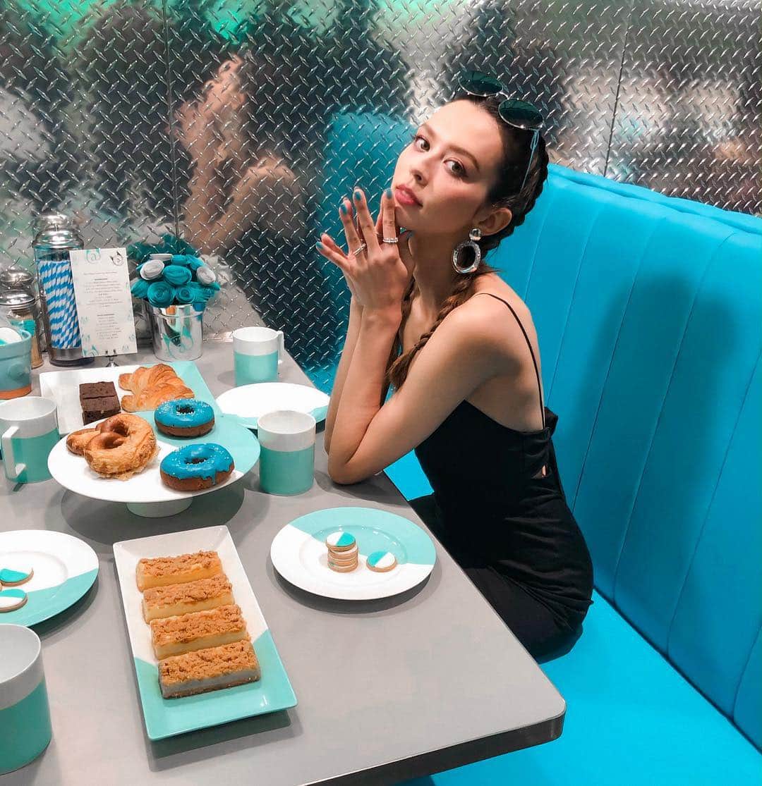 ALEXAさんのインスタグラム写真 - (ALEXAInstagram)「Breakfast at Smurftown supported by Tiffany’s 🦋 #TiffanyxCatStreet ＠tiffanyandco」4月19日 19時28分 - alexa_luczak