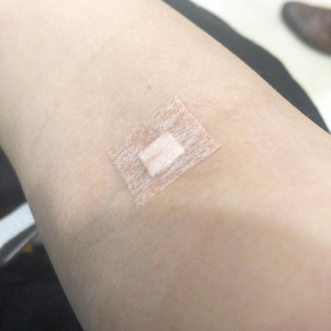 本田みずほさんのインスタグラム写真 - (本田みずほInstagram)「あーーん 今日もお注射やった💉 身体中の原因不明のかゆみ止め やっててもかゆいのだから やらなかったらもっとかゆいってこと？！ 注射嫌いな私のために いっぱいお話してくれる看護師さん💖 カルテを見てもうすぐお誕生日ですね！ いいですね！って言われて 年齢もバレているの😅 今日私は古着のミッキーマウスのスエットにギャルソンのスカート アンティパストの靴下に シアタープロダクツのスニーカー ミナのバック バランバランw そのお年で、洋服素敵！ いくつになってもそういう洋服着続けてくださいねって言われた🤣😊👍 あは😅 なーんも考えてなくて着てたから 45歳かw ってつくづく考えちゃったw」4月19日 19時38分 - mizuhonda0422