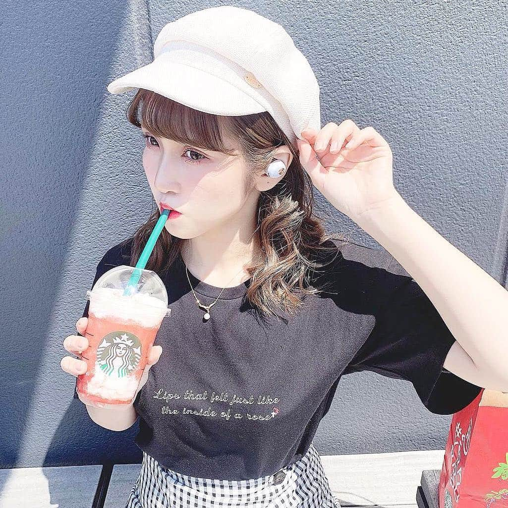 五十嵐茉優さんのインスタグラム写真 - (五十嵐茉優Instagram)「ㅤ ㅤ 最近なにげにTシャツにハマってます👌🏻💓 この日に着てたTシャツは @stellaviana_official のものだよ！ ㅤ 公式WEBSTOREの決済画面で クーポンコード【st10off】を入力 すると10%offになるよ🐇✨ ㅤ あとよく聞かれる補正インナーは 相変わらず @venuscarve 履いてるよ！ 春夏も履いてたら暑くないですか？ ってDM来てたけど通気性もいいから 蒸れたりしないし私は暑く感じないよ😊！ ㅤ #stellaviana #ステラヴィアナ #tシャツ #tシャツコーデ #ベリーベリーマッチフラペチーノ #スターバックス #春夏コーデ #ヴィーナスカーブ #補正下着 #骨盤ガードル #骨盤矯正 #骨盤ダイエット #ootd #outfit #cordinate #きょコ #いつコ #おしゃれさんと繋がりたい #ray公認インフルエンサー #ギンガムチェック #ギンガムチェックスカート」4月19日 19時33分 - mau08us