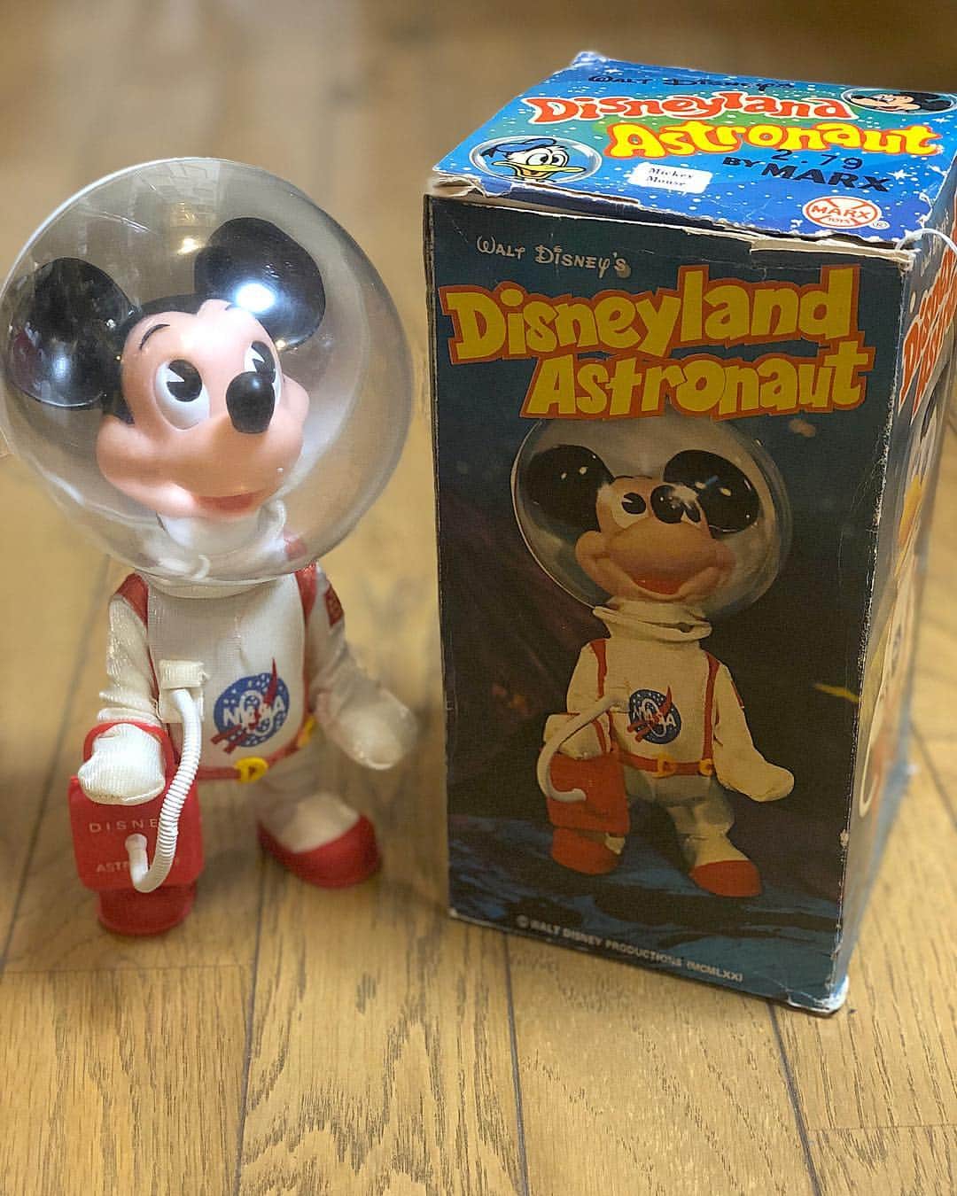 大川知英さんのインスタグラム写真 - (大川知英Instagram)「70's Disneyland Astronaut Micky Original For Sale❗️Plice 210000円（tax in） コレクターの方👨🏽‍✈️箱付きをこの手に🇺🇸🚬 ドナルドと箱は一緒ですがこれには上のシールにミッキーマウスと書いているので箱もミッキーに間違いない🎫うぴー❗️ SOLD OUT‼︎ #disneyland #astronaut#micky#original  #vintage#70s#レア#amecajiboys  #takatsubase」4月19日 19時34分 - zupposi_swamp