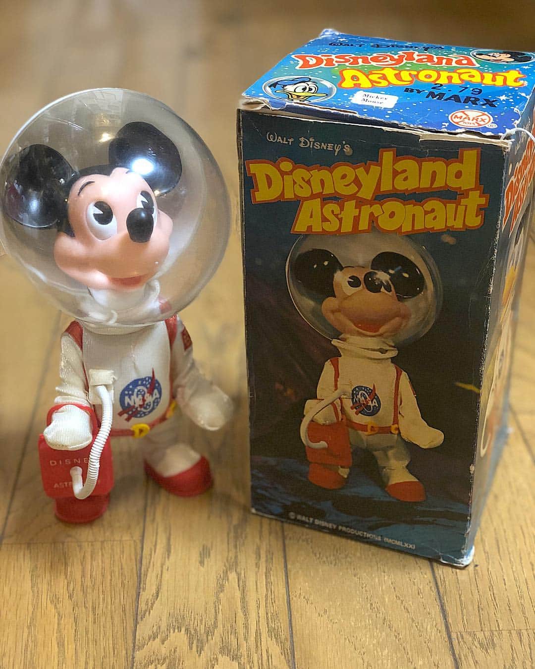 大川知英のインスタグラム：「70's Disneyland Astronaut Micky Original For Sale❗️Plice 210000円（tax in） コレクターの方👨🏽‍✈️箱付きをこの手に🇺🇸🚬 ドナルドと箱は一緒ですがこれには上のシールにミッキーマウスと書いているので箱もミッキーに間違いない🎫うぴー❗️ SOLD OUT‼︎ #disneyland #astronaut#micky#original  #vintage#70s#レア#amecajiboys  #takatsubase」