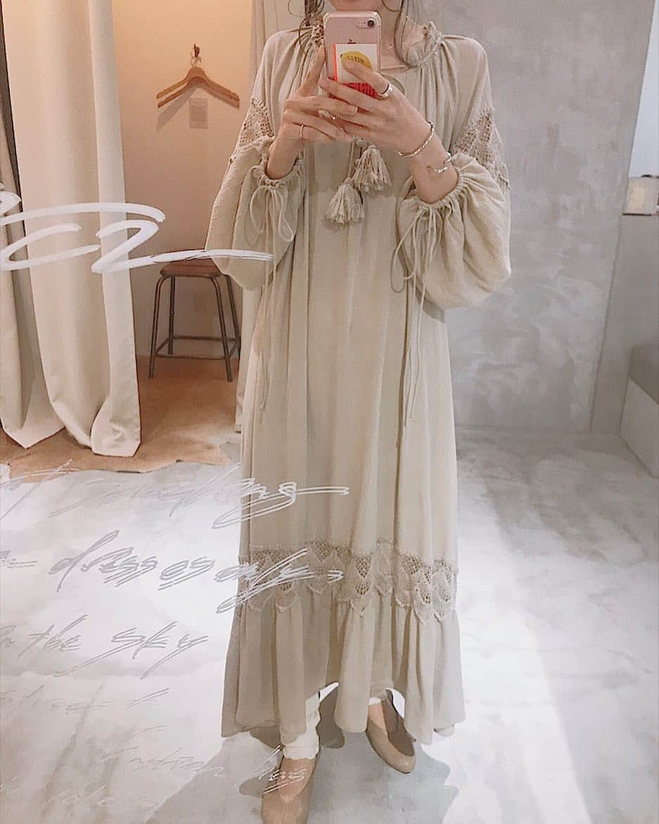 松田 美奈子さんのインスタグラム写真 - (松田 美奈子Instagram)「・ 絶対買うの決めてたワンピース👗  毎日のお弁当づくりにまだ慣れない🍱😫 娘のついでにじゅんさんと私もお弁当生活始めたんやけど、3人分のお弁当のお肉の量がまだつかめてない🍖 生姜焼き絶妙に足りない！ でももう一回焼きたくはないの🍖  #etre#yurikaakutsu #MERCIsaga」4月19日 19時47分 - minacoro_