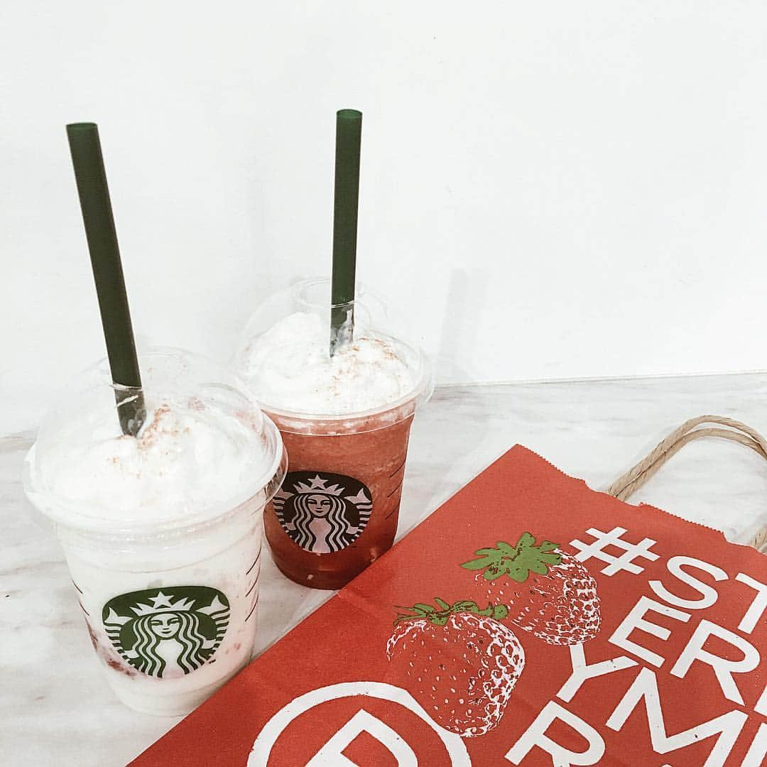 舞雛かのんさんのインスタグラム写真 - (舞雛かのんInstagram)「🍓🍓💕 RED&WHITE . これすごく美味しかった❤︎. どっちか選べなくって、どっちも買ってシェアしたぁ〜. . 今年は双子だって. コンセプトも可愛い〜❤︎. . 大切な人、大好きな人と一緒に飲んだら、絶対楽しいね☺︎. . 持ち帰り用の紙袋も可愛かった❤︎. 紙袋も赤と白の2種類あるんだって. . ストロベリー&ダージリンタルトも美味しそうだった...❤︎. また近々食べに行こ🤤. . #starbuckscoffee #strawberryverymuchfrappuccino #ストロベリーマッチフラペチーノ #大切な人大好きな人と #こうゆう時どっちか選べない事多い」4月19日 19時41分 - mizho_601