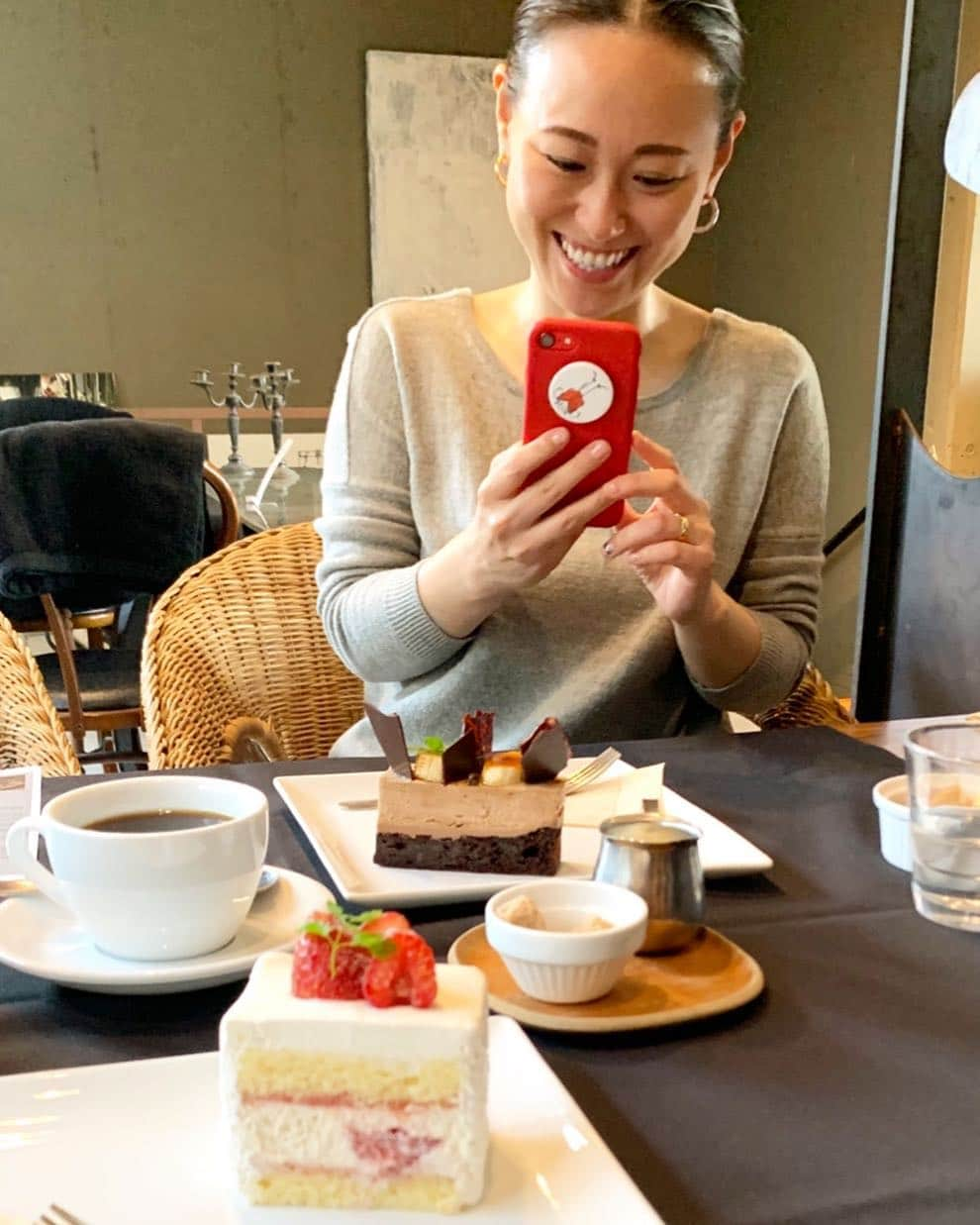 東麻美さんのインスタグラム写真 - (東麻美Instagram)「@miwaozawa とお茶タイム🍰 この方のオススメする美容アイテム、ついつい使ってみたくなる爆笑の説得力感😂👏🏻 それがまた騙されないから気になるものが沢山増えて大変です。 ミワチャンネルがあったらポチッてまう。おそろしい 笑 すっとぼけを自覚せざるを得ない自分への恐怖を感じつつ、美しさへの道ものんびり進んでいこうと思います🌝✨ （のんびりしてる場合じゃないが） #hairmake#小澤実和 氏の美容アイテムやお仕事アカウントはこちら @miwa_ozawa  #teatime」4月19日 19時41分 - asamihigashi