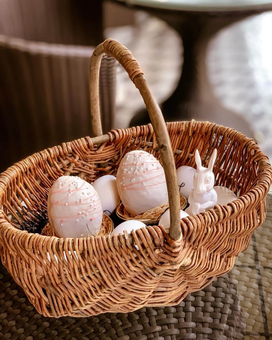 のインスタグラム：「‥ もうすぐイースター🥚 かわいい卵の正体は クリームパンだよっ🐇⋱ ⋱ ⋱ ⋱⋱ ⋱ ‥‥‥‥‥‥‥‥‥‥‥‥‥‥‥‥‥‥‥‥‥‥‥‥‥‥‥‥‥‥‥‥‥‥ #onthetableproject#gatheringslikethese#still_life_gallery#tv_stilllife#foodstyling#beautifulcuisine#livethelittlethings#loves_vscolifestyle#momentsofmine#vintagestyle#afternoontea#hightea#osakasweets#sweetsgram#buffet#strawberry#thestregisosaka#easter#happyeaster#happyeaster🐰#イースター#イースターパーティーホテルブッフェ#ストロベリースイーツ#大阪スイーツ#大阪ケーキ#大阪カフェ#アフタヌーンティー#桜アフタヌーンティー#セントレジス大阪」