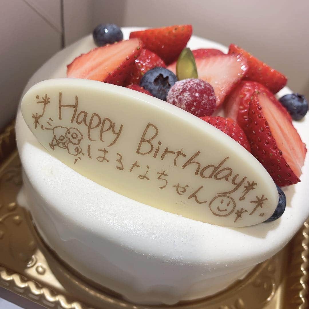 ericaさんのインスタグラム写真 - (ericaInstagram)「小嶋陽菜さんお誕生日おめでとうございます🎊  今年もお祝いの気持ちを込めて… #herlipto を着ました💋  ケーキを買ってお祝いするのも9年目…(歴代ケーキはストーリーに載せます)  今年も小嶋さんにとって素敵な一年になりますように…😊 #22market #小嶋陽菜」4月19日 19時44分 - dngnchan