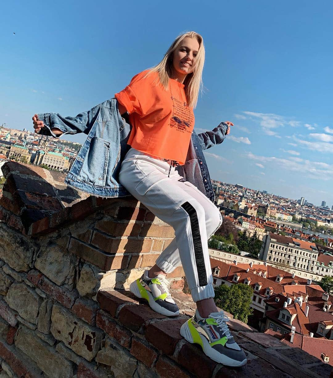 ダリア・スピリドーノワさんのインスタグラム写真 - (ダリア・スピリドーノワInstagram)「Hello from sunny Prague🧡#prague #прага  Кто тут был?пишите как вам? #чехия  Какие тут крутые места?😎☀️ Вчера целый день гуляли,кажется все обошли 🙈😻🔥」4月19日 19時44分 - dashkoy83