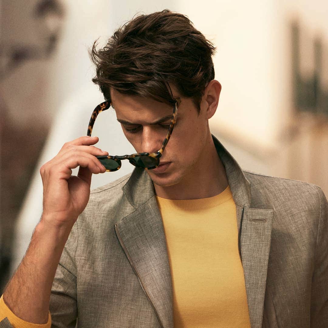 ギーブス&ホークスのインスタグラム：「This casual jacket takes some of its design cues from a traditional blazer, and some from a field jacket.  In a linen, virgin wool and silk mix that’s been treated to make it showerproof, this is a great go-anywhere, do-anything jacket for spring, or colder summer days. . The G&H SS19 Ready-To-Wear collection is inspired by 19th British Exploration. Test out your more adventurous side with our quick tip guides to surviving summer. . Explore more with Gieves & Hawkes this summer. Shop the #ageofexploration now at www.gievesandhawkes.com. #gievesandhawkes  #ebmeyrowitz #casualwear #streetstyle」