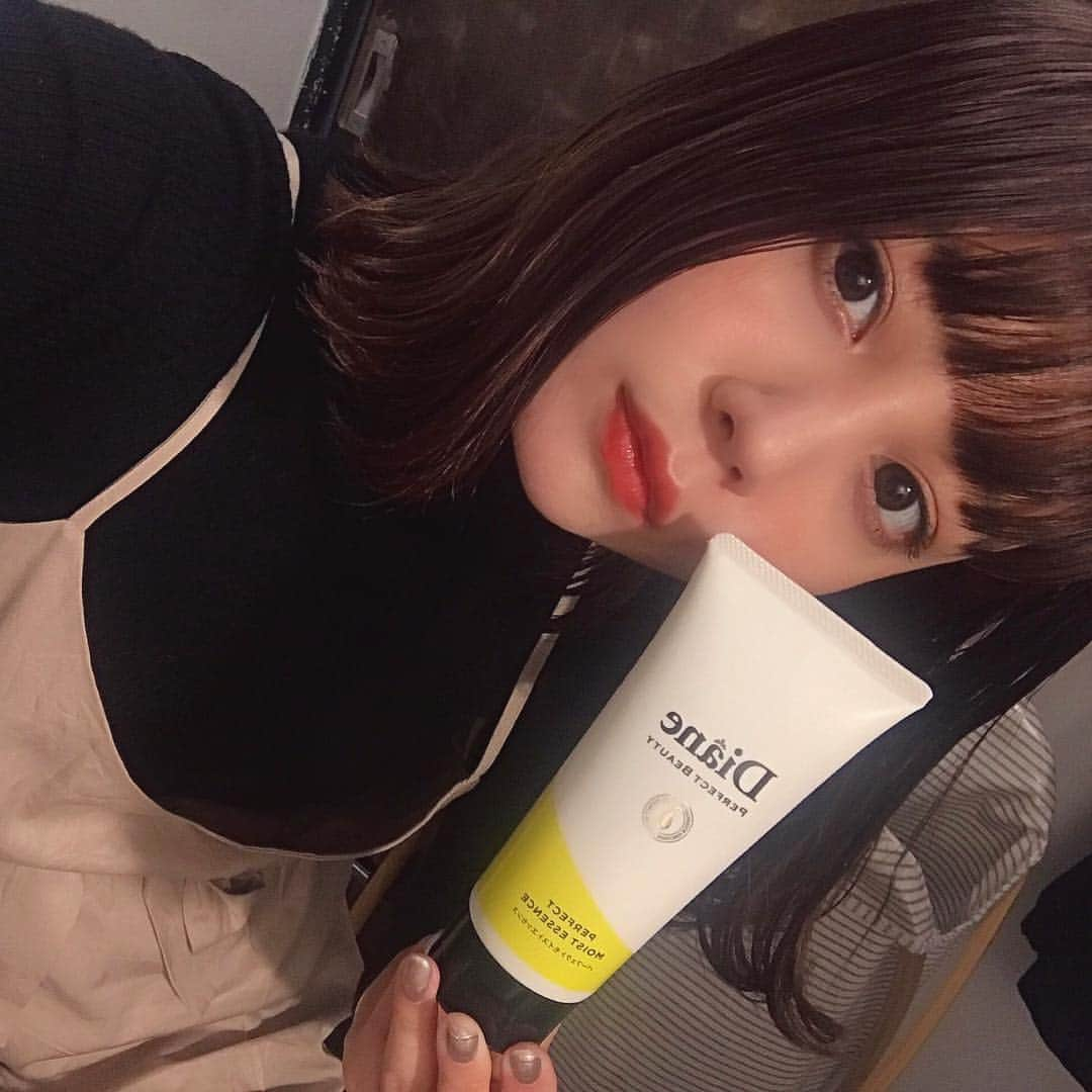 NANAMIさんのインスタグラム写真 - (NANAMIInstagram)「最近は髪が伸びてきたからヘアケアを頑張ってる💪 毎日のケアだから価格も続けやすいのが大事だよね ☺︎ Dianeの洗い流さないタイプのトリートメント使い始めたよ ♡ @moistdiane これテクスチャが面白くて、美容成分が弾けて髪に水分を閉じ込めて内側からケアしてくれる✨ ほんとに内側から補修されるしいい感じっっ✌︎ #ダイアンパーフェクトビューティー #ダイアンシャンプー #モイストダイアン #sponsored #ヘアコスメ #アウトバストリートメント #ビューティーケラチン #パーフェクトモイストエッセンス #nanaおすすめ化粧品」4月19日 19時55分 - nanami023