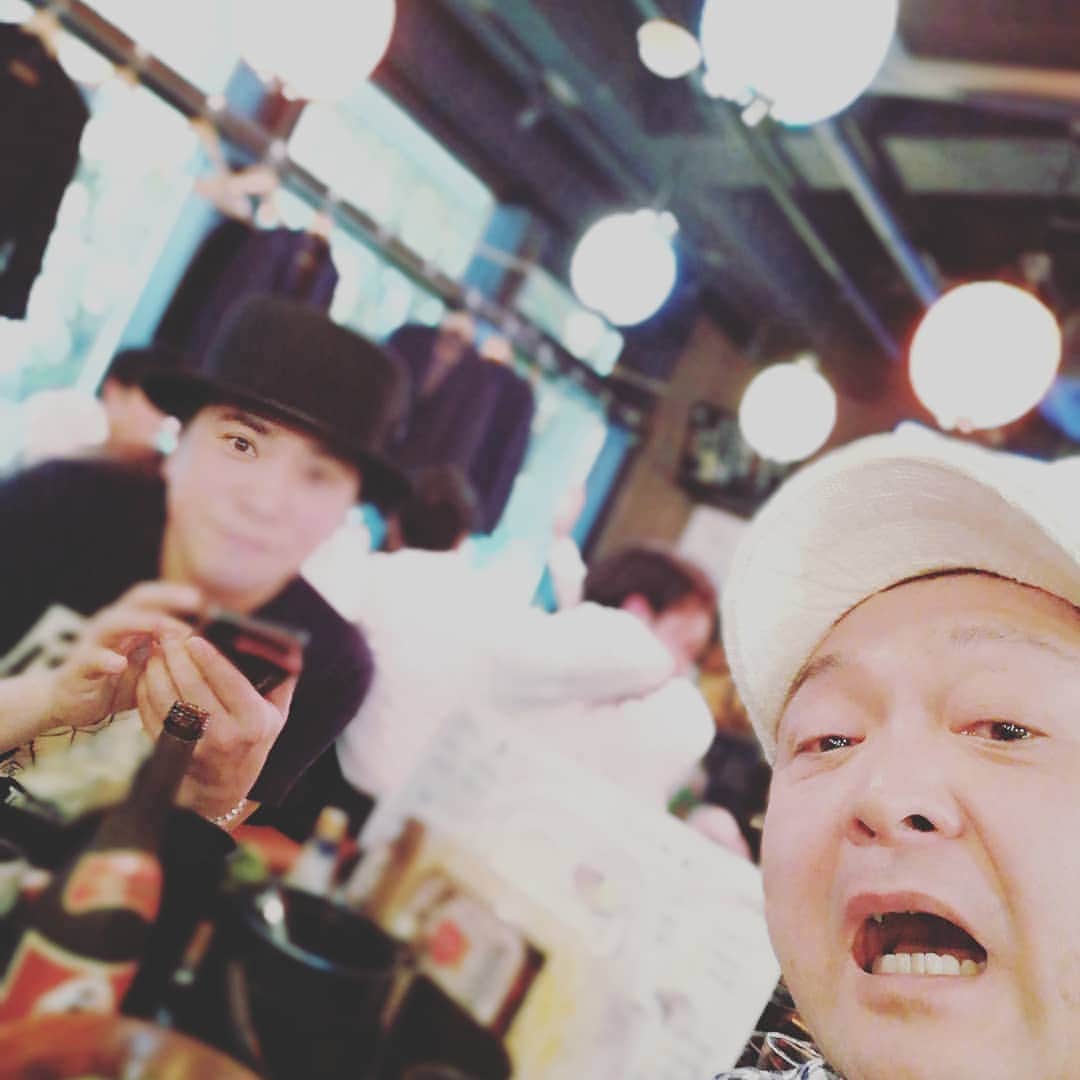 松本隆博のインスタグラム：「新宿なうだよー。 野郎2人飲みー、、 誰か来いよ」