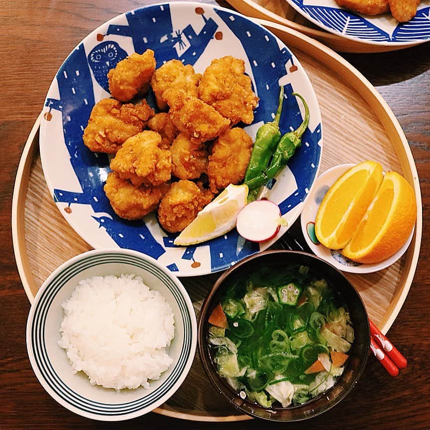 ゆかり/yukariのインスタグラム：「夜ごはん。 今日帰ったら、学童から先に戻っていた娘が私が洗い残したお皿を洗っていて、大いに感謝して少し反省しました。 誰の子だろうと思うくらい偉い。 * * * #おうちごはん #うちごはん #晩ごはん #夜ごはん #夕食 #料理 #手料理 #食卓 #自炊 #家庭料理 #料理好きな人と繋がりたい #暮らし #テーブルコーディネート #おうちごはんLover #food #japanesefood #foodpic #料理記録 #和食 #一汁一菜 #今日の晩御飯 #ていねいな暮らし #手抜きごはん」