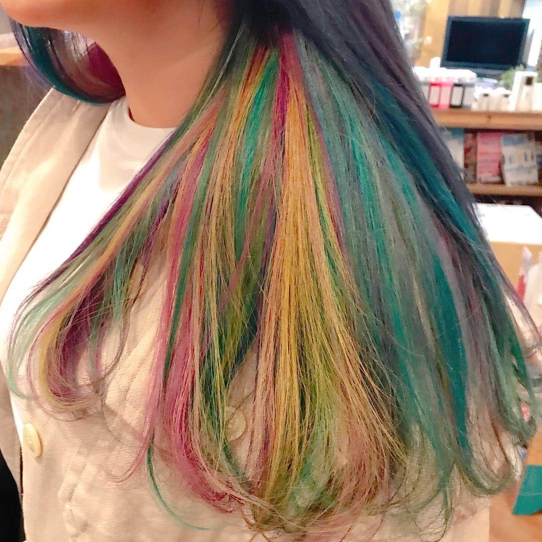 小嶋晶子さんのインスタグラム写真 - (小嶋晶子Instagram)「I got a new hair color! I really like this hair color💜💗🧡💚💙Rainbow & Unicorn color🌈🦄 #rainbowcolor #unicorncolor #blue #pink #purple #green #yellow #レイボーカラー #ユニコーンカラー #レイボーユニコーンカラー #インナーカラー #ピンク #ブルー #パープル #グリーン #イエロー #色の魔術師 #masterofcolor #🌈 #🦄 #💜💗🧡💚💙」4月19日 19時51分 - kojimamajiko