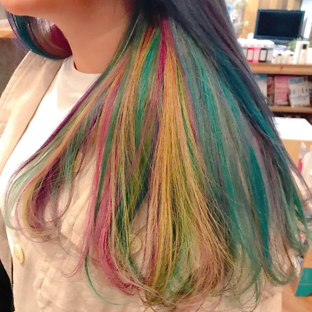 小嶋晶子のインスタグラム：「I got a new hair color! I really like this hair color💜💗🧡💚💙Rainbow & Unicorn color🌈🦄 #rainbowcolor #unicorncolor #blue #pink #purple #green #yellow #レイボーカラー #ユニコーンカラー #レイボーユニコーンカラー #インナーカラー #ピンク #ブルー #パープル #グリーン #イエロー #色の魔術師 #masterofcolor #🌈 #🦄 #💜💗🧡💚💙」
