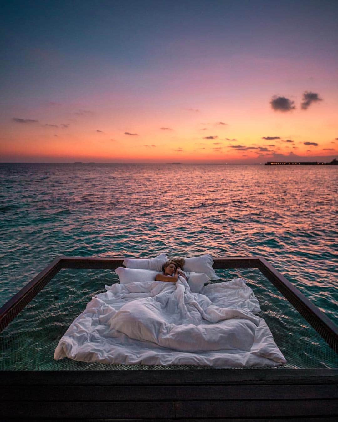 bestvacationsさんのインスタグラム写真 - (bestvacationsInstagram)「Tag who you'd dream with! Sleeping under the stars in the Maldives ✨ By @lyss @meirr #BestVacations」4月19日 19時54分 - bestvacations