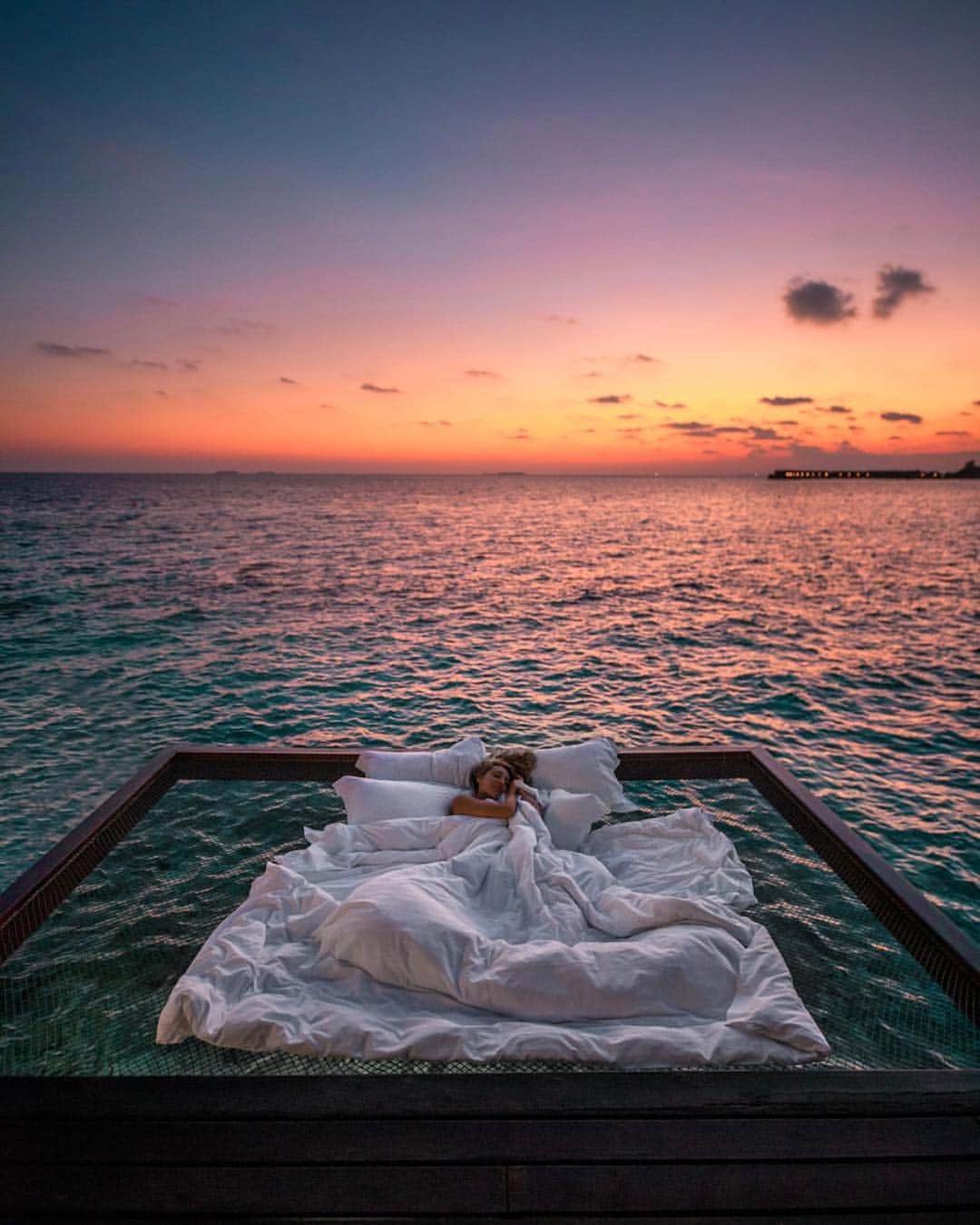 bestvacationsのインスタグラム：「Tag who you'd dream with! Sleeping under the stars in the Maldives ✨ By @lyss @meirr #BestVacations」