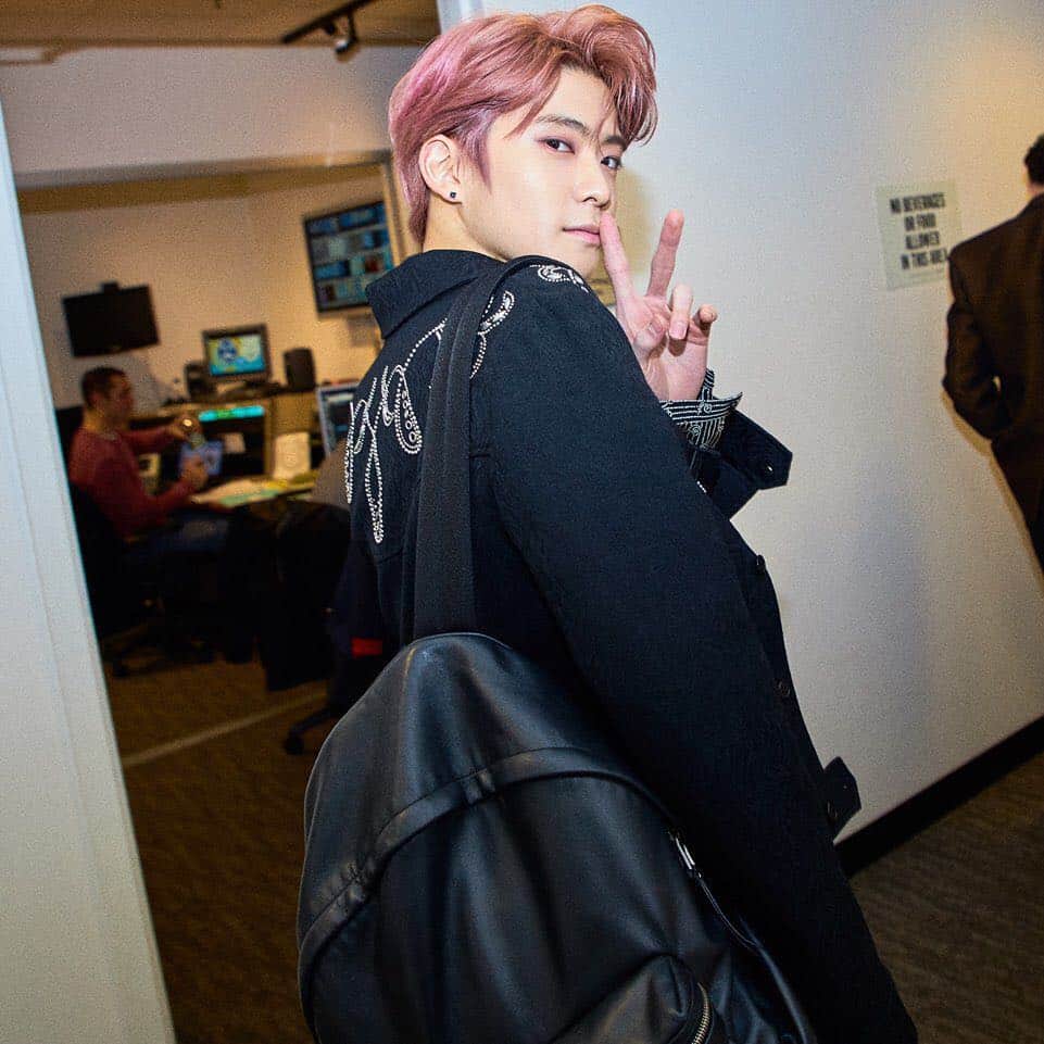 NCT 127さんのインスタグラム写真 - (NCT 127Instagram)「After falling asleep before 9 yesterday, this morning I woke up remembering that we were on GMA and StrahanAndSara. What a crazy day yesterday was, and I cant wait to debut our new album. -Johnny  #NCT127onGMA 💚❤️ #WE_ARE_SUPERHUMAN #NCT127_SUPERHUMAN #NCT127 #SUPERHUMAN  #NEOCITYinUSA #NCT127inUSA #NEWYORK #NCT127 #NCT」4月19日 19時55分 - nct127