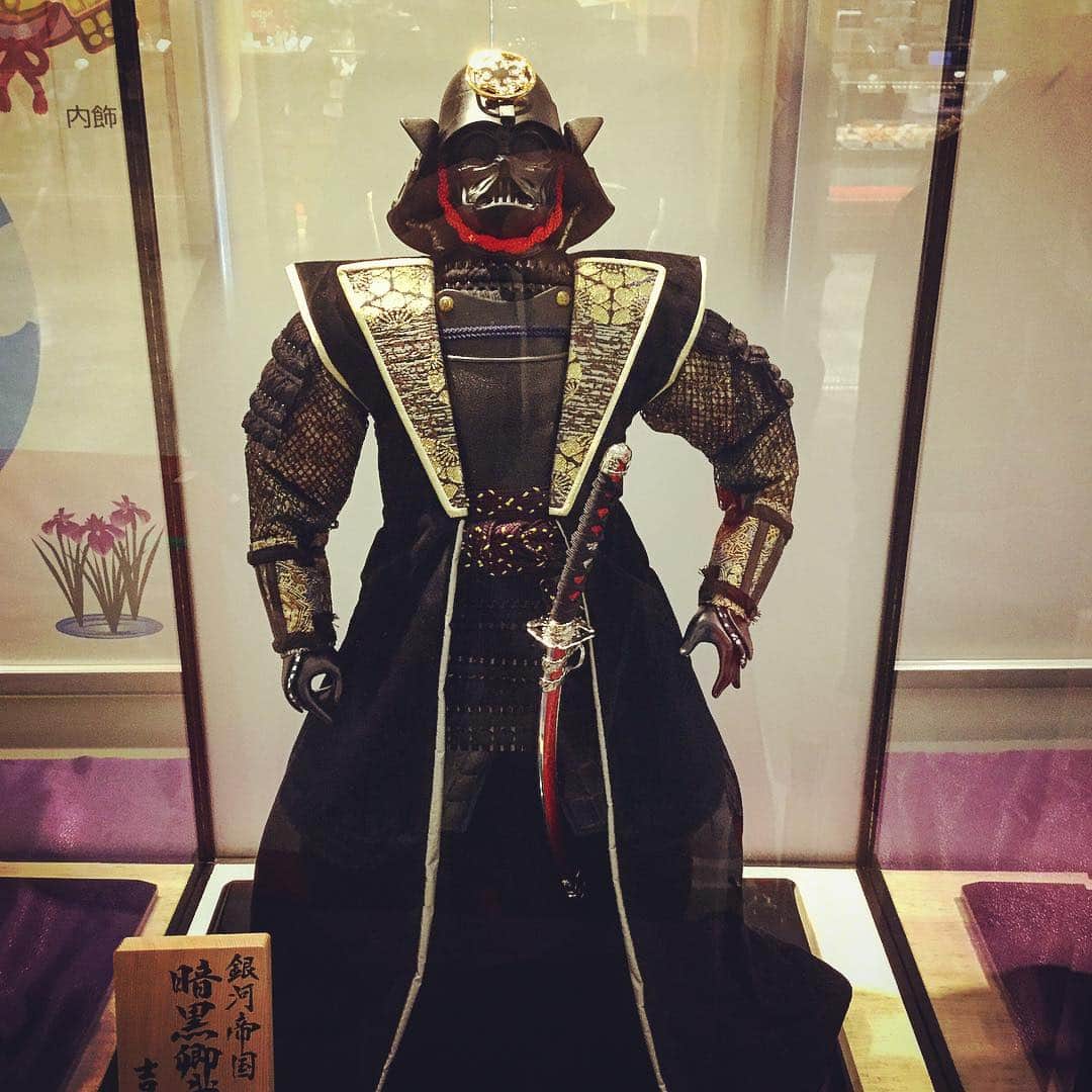 宇野剛史のインスタグラム：「🌐ダースベイダーの5月人形らしい。  コマネチしてるようでとてもマヌケ笑  #ダースベイダー  #スターウォーズ  #5月人形 #darthvader  #starwars  #japanesedoll」