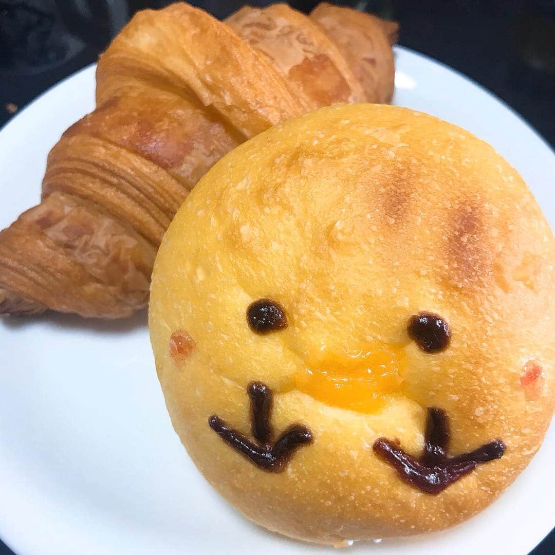 北見寛明のインスタグラム：「朝食 #パン #ヒヨコパン #クロワッサン #二軒とも #三軒茶屋 #ブーランジェリーボヌール  #トリュフべーカリー  #道挟んで反対側どうしの店 #北見激行きスポット #見つけて声かけてくれたら #パン買ってあげる」
