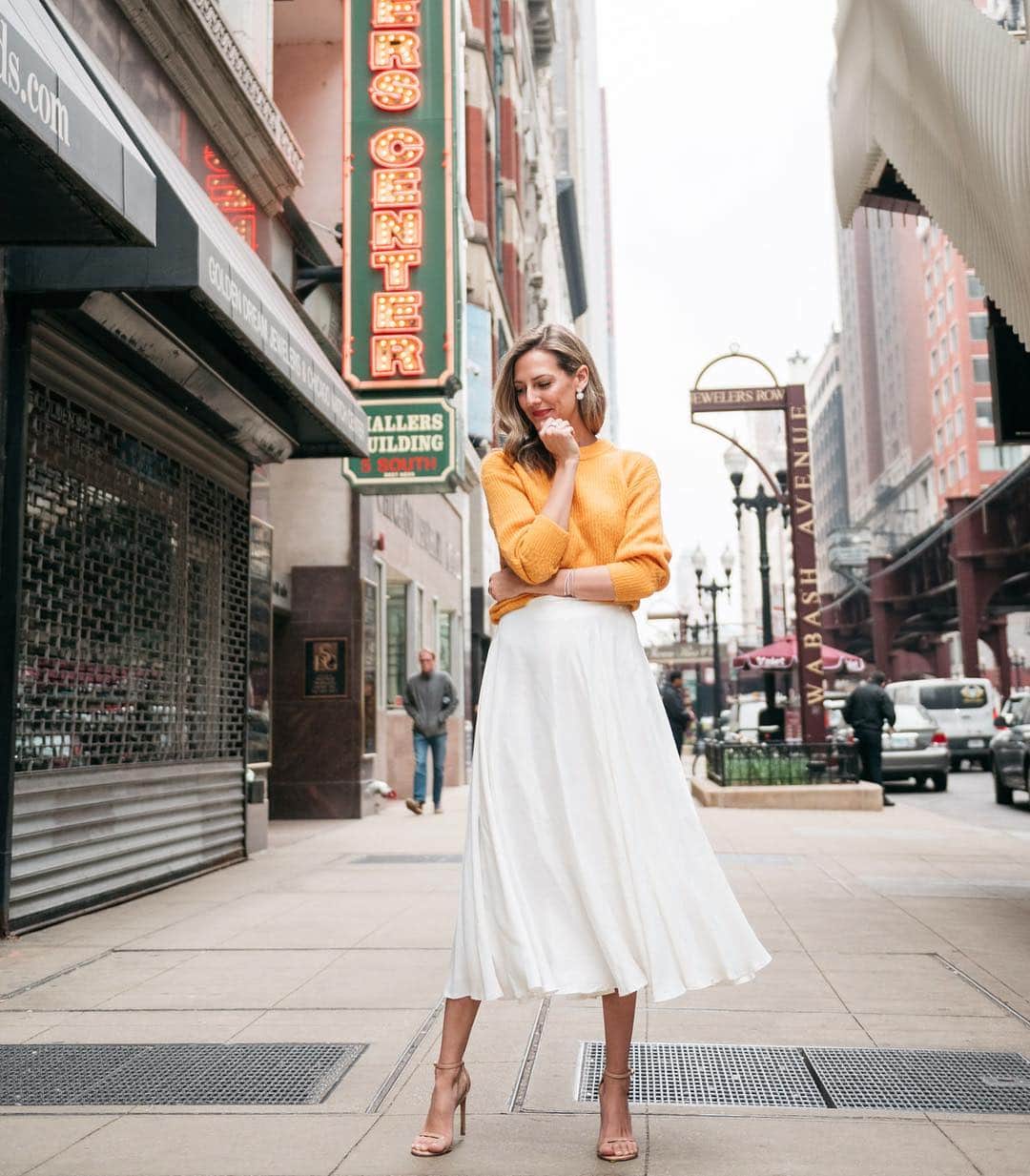 Anna Jane Wisniewskiのインスタグラム：「My oldest son has an April birthday so I wear diamonds in honor of him and his beautiful birthstone. 💎 If you’re local to Chicago, you must check out @thejewelerscenter where there are 180 jewelers in ONE single building (I tagged the location). Eric and I bought our wedding bands here (in 2011!) and they have everything from vintage jewels at @ivyandrosevintage to luxury diamonds at @nedarahmdesigns. PS I spotted a couple infinity bands that could make some good gifts—Mother’s Day is coming up, after all. (Ad) 📸 @ironandhoney」