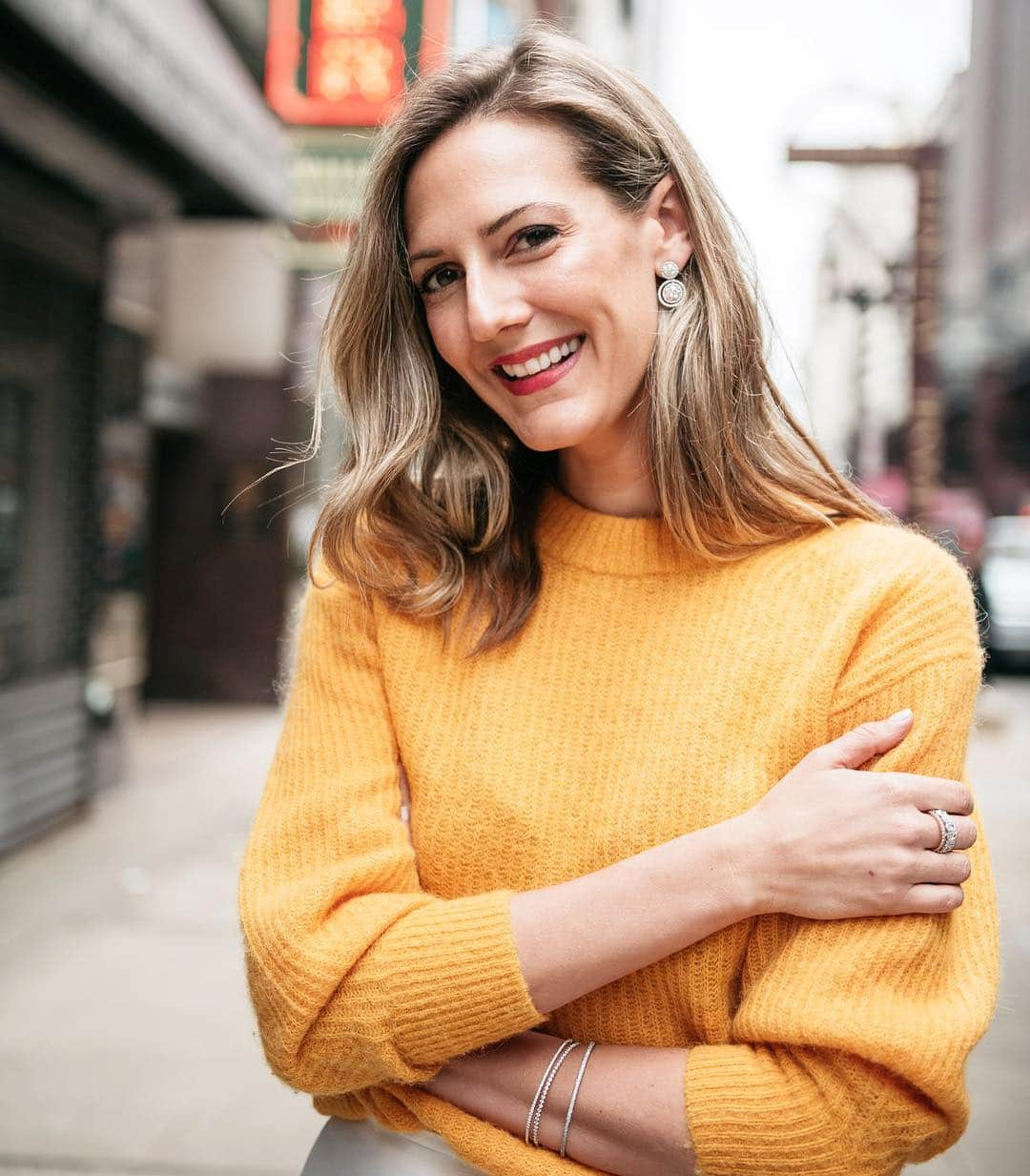 Anna Jane Wisniewskiさんのインスタグラム写真 - (Anna Jane WisniewskiInstagram)「My oldest son has an April birthday so I wear diamonds in honor of him and his beautiful birthstone. 💎 If you’re local to Chicago, you must check out @thejewelerscenter where there are 180 jewelers in ONE single building (I tagged the location). Eric and I bought our wedding bands here (in 2011!) and they have everything from vintage jewels at @ivyandrosevintage to luxury diamonds at @nedarahmdesigns. PS I spotted a couple infinity bands that could make some good gifts—Mother’s Day is coming up, after all. (Ad) 📸 @ironandhoney」4月20日 6時46分 - seeannajane