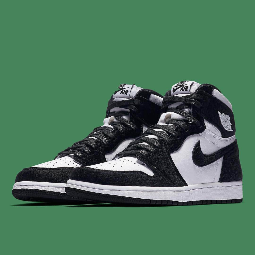 Sneaker Newsさんのインスタグラム写真 - (Sneaker NewsInstagram)「Don’t call these the Pandas. This Air Jordan 1 Retro High OG is dropping on 4/26 overseas and 5/10 in the US. For a look at official images, tap the link in our bio.」4月20日 5時16分 - sneakernews