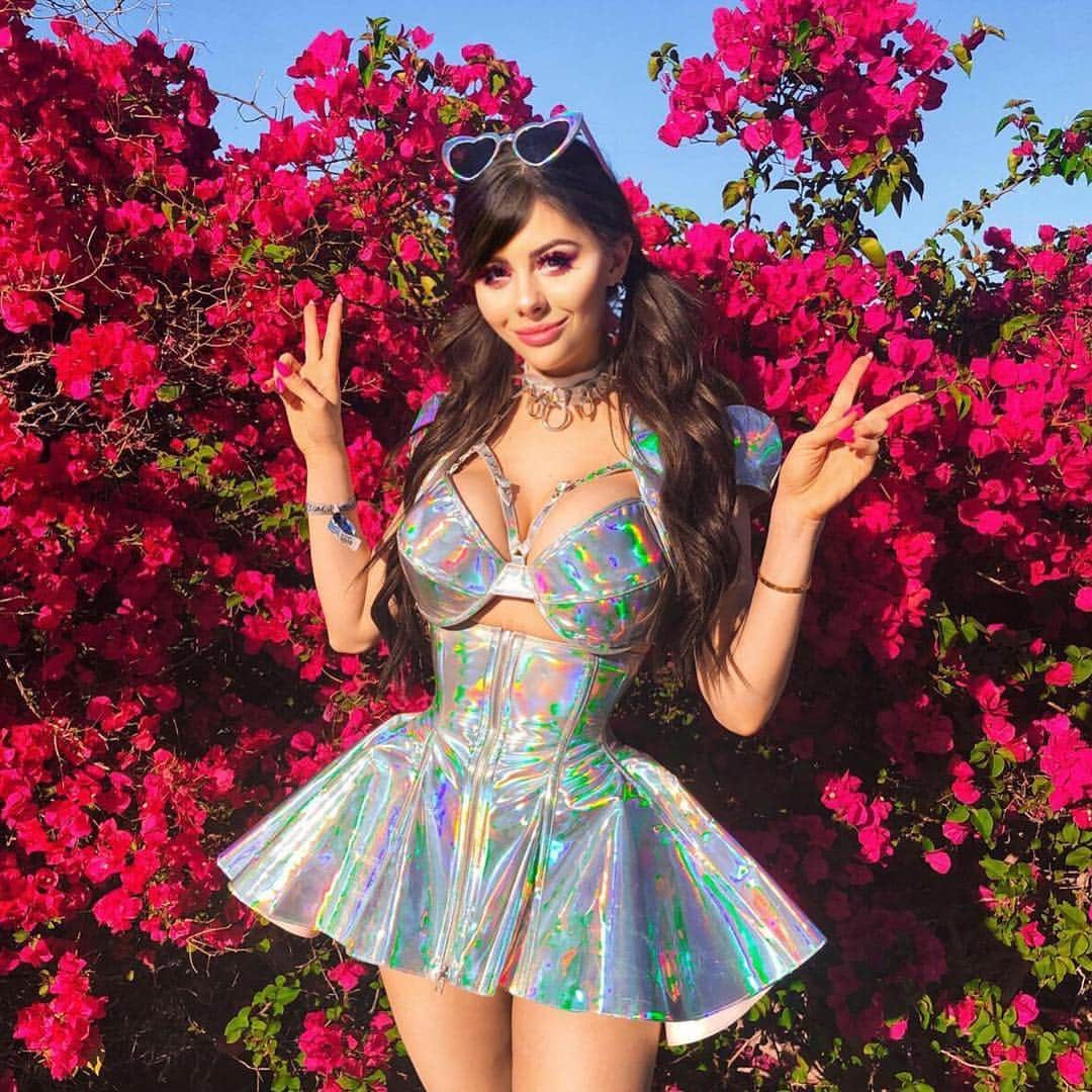 Azzyのインスタグラム：「Things that are extra: - GUAC 🥑 - ME  Yes I went to #Coachella as a space man. 🚀 That happened.」