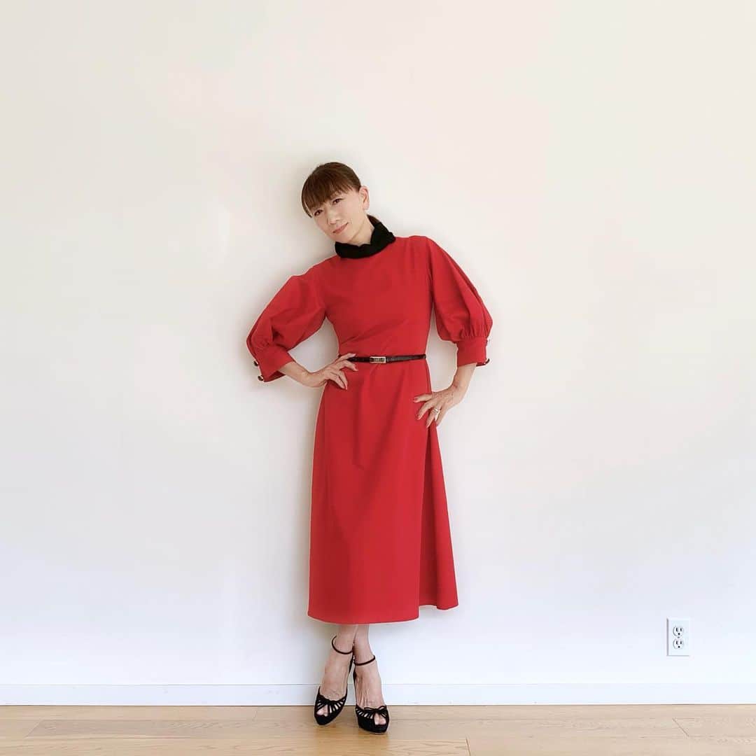 藤原美智子さんのインスタグラム写真 - (藤原美智子Instagram)「昨日も、またもや赤い洋服で #取材 を😅 ・ この #赤いワンピース は何回かpostしたことがあるので、記憶にある人もいるかも？ ・ 「9月に掲載されるので、少し秋を意識した服装で」という要望を受けて、「今年の秋は #クラシック が流行するようだしなぁ」と、黒のスカーフと細いベルトを加えてクラシックな印象に  #コーディネイト してみました。 ・ 2枚目のpic(去年、postしたもの)と比べて少しクラシック……っぽい？ ・ 昨日の関係者の皆さま、お世話になりました。ありがとうございました💓 秋まで、あと一息。頑張ってくださーい💪 ・ #CLAUDIALI #GUCCI #ファッションコーデ #秋は #キチンと #ウエストマーク #する感じが #流行るみたい  #だから #ウエストを絞っておかなくては💦 #でも #クラシック好きなので #嬉しい #藤原美智子 #fujiwaramichiko #ladonna #michikolife」4月20日 5時41分 - michiko.life