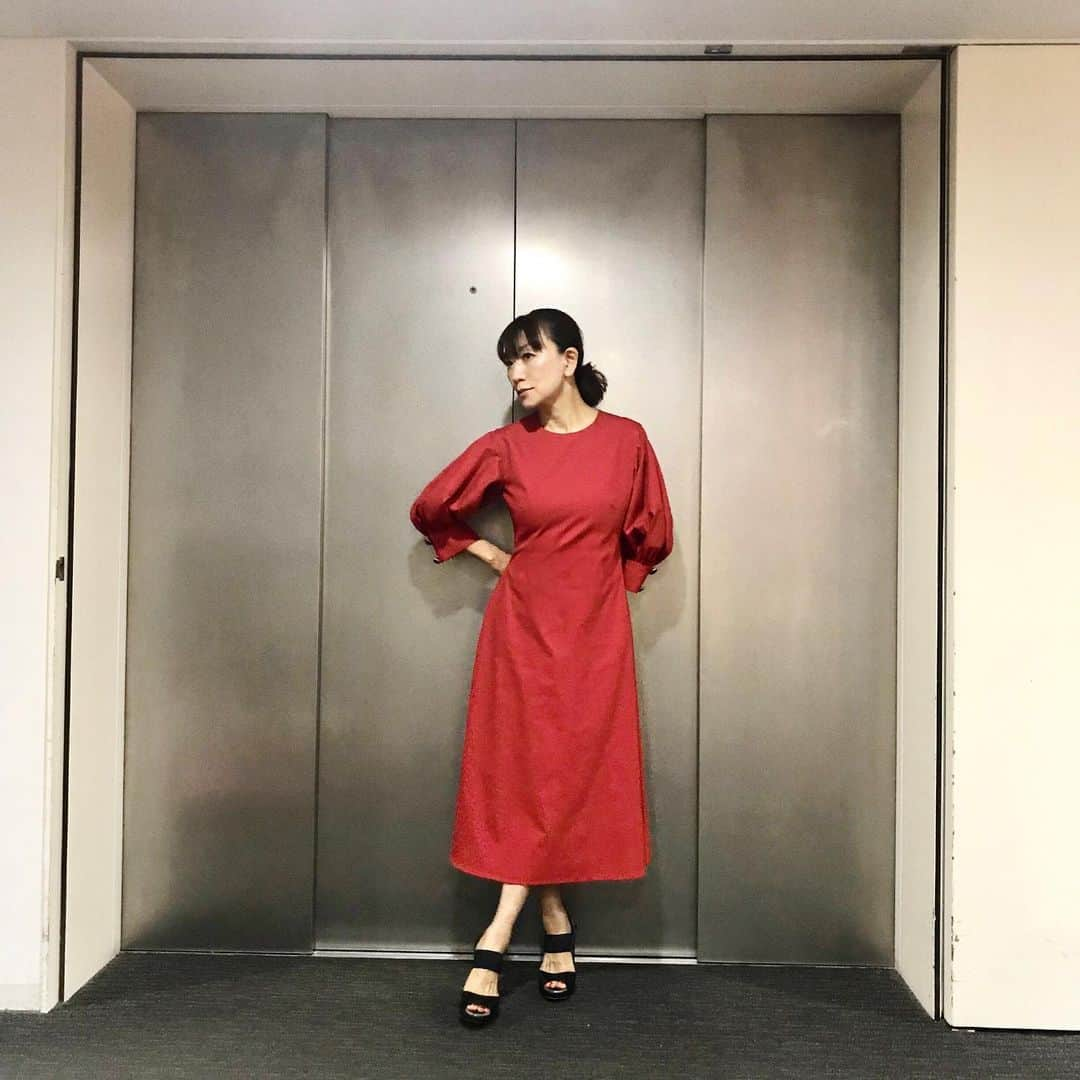 藤原美智子さんのインスタグラム写真 - (藤原美智子Instagram)「昨日も、またもや赤い洋服で #取材 を😅 ・ この #赤いワンピース は何回かpostしたことがあるので、記憶にある人もいるかも？ ・ 「9月に掲載されるので、少し秋を意識した服装で」という要望を受けて、「今年の秋は #クラシック が流行するようだしなぁ」と、黒のスカーフと細いベルトを加えてクラシックな印象に  #コーディネイト してみました。 ・ 2枚目のpic(去年、postしたもの)と比べて少しクラシック……っぽい？ ・ 昨日の関係者の皆さま、お世話になりました。ありがとうございました💓 秋まで、あと一息。頑張ってくださーい💪 ・ #CLAUDIALI #GUCCI #ファッションコーデ #秋は #キチンと #ウエストマーク #する感じが #流行るみたい  #だから #ウエストを絞っておかなくては💦 #でも #クラシック好きなので #嬉しい #藤原美智子 #fujiwaramichiko #ladonna #michikolife」4月20日 5時41分 - michiko.life