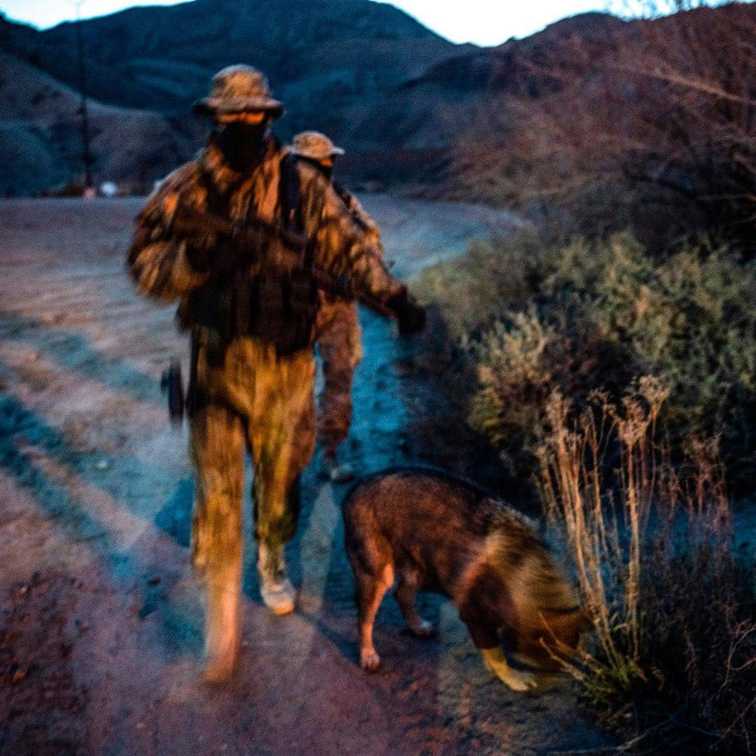 TIME Magazineさんのインスタグラム写真 - (TIME MagazineInstagram)「This week, @aclu_nationwide asked New Mexico's governor and attorney general to investigate United Constitutional Patriots, a right-wing militia group operating on the U.S.-Mexico border that reportedly detained about 200 #migrants. The American Civil Liberties Union denounced the militia members' actions in an April 18 letter, saying it has no legal authority to detain or arrest migrants in the United States. "We cannot allow racist and armed vigilantes to kidnap and detain people seeking asylum," the letter states. Speaking to @nytimes, the group's spokesman said “if these people follow our verbal commands, we hold them until Border Patrol comes ... Border Patrol has never asked us to stand down.” In these photographs from March, an American flag rests atop a sleeping bag in a militia camper in Anapra, N.M.; members patrol the border in Sunland Park, west of El Paso; and copies of the Constitution are seen inside a camper. Photographs by @paulratje—@afpphoto/@gettyimages」4月20日 5時39分 - time