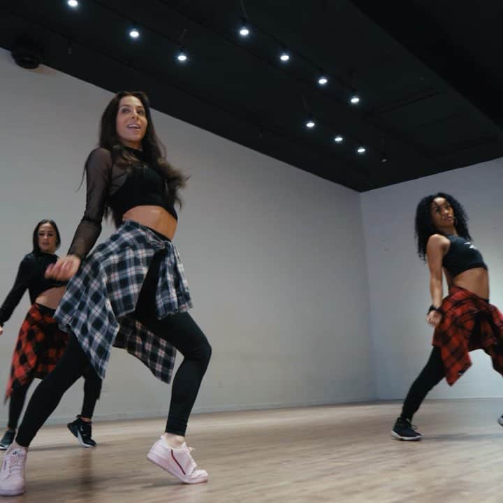 マンディー・ジルーのインスタグラム：「New dance tutorial out now to “Paradise” by @bazzi! #linkinbio Choreography by 🙋🏻‍♀️. . 👯 @tanyajane_ @dominiquedomingo. . 🎥 @bobby11dacones #paradise #bazzi」