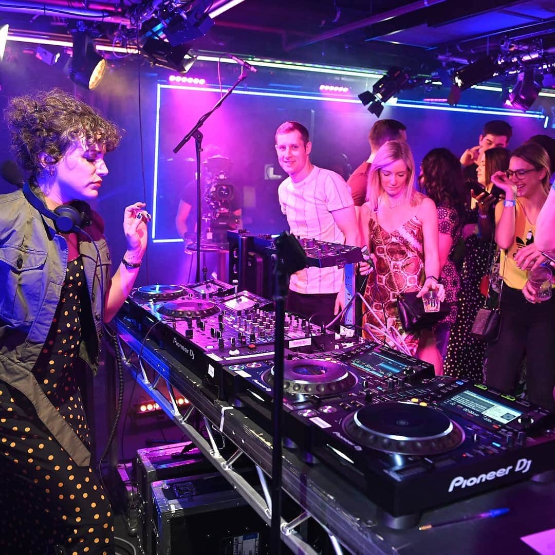 BBC Radioさんのインスタグラム写真 - (BBC RadioInstagram)「On Good Friday dance music took over the Live Lounge, and our @anniemacdj *smashed it* #ravelounge」4月20日 5時50分 - bbcradio1