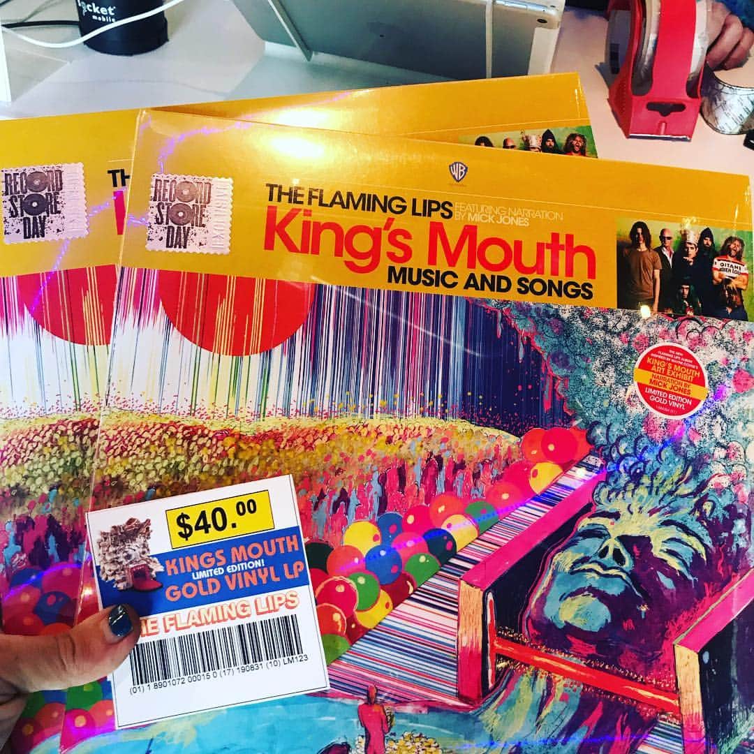 ウェイン・コインさんのインスタグラム写真 - (ウェイン・コインInstagram)「Just dropped off 2 copies of new Kings Mouth Gold Vinyls at @factoryobscura at The Womb!!!」4月20日 5時45分 - waynecoyne5